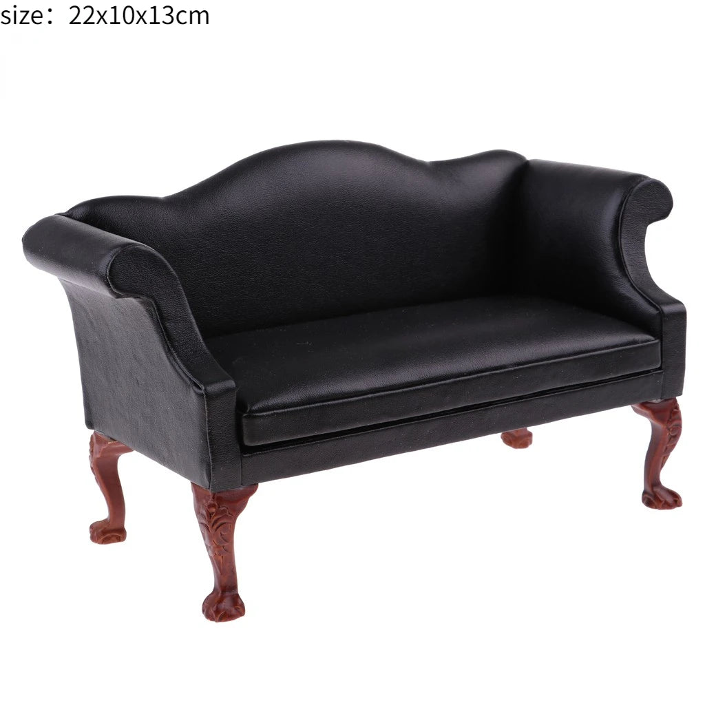 Sofá en miniatura a escala 1:12 y 1:6 con bonitas almohadas, muebles de simulación para sala de estar de casa de muñecas. Modelo de casa de muñecas en miniatura.
