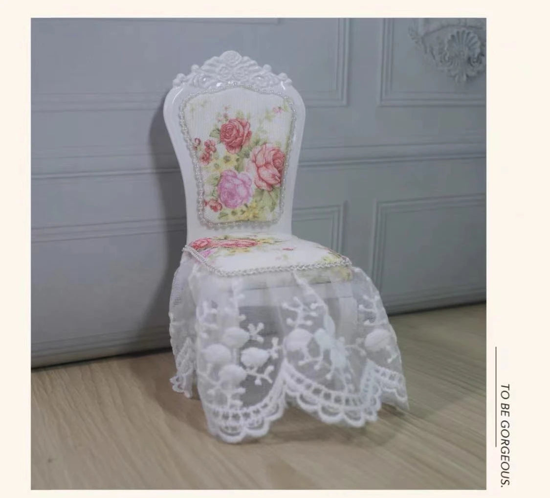 Sofá en miniatura a escala 1:12 y 1:6 con bonitas almohadas, muebles de simulación para sala de estar de casa de muñecas. Modelo de casa de muñecas en miniatura.