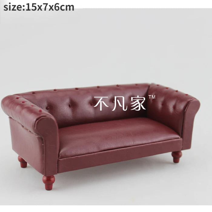 Sofá en miniatura a escala 1:12 y 1:6 con bonitas almohadas, muebles de simulación para sala de estar de casa de muñecas. Modelo de casa de muñecas en miniatura.