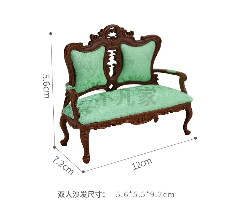 Sofá en miniatura a escala 1:12 y 1:6 con bonitas almohadas, muebles de simulación para sala de estar de casa de muñecas. Modelo de casa de muñecas en miniatura.