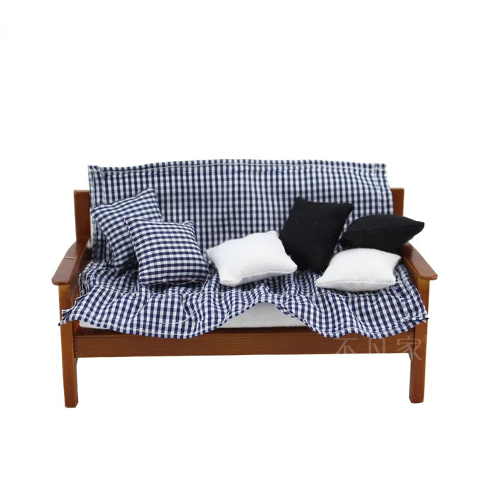 Sofá en miniatura a escala 1:12 y 1:6 con bonitas almohadas, muebles de simulación para sala de estar de casa de muñecas. Modelo de casa de muñecas en miniatura.