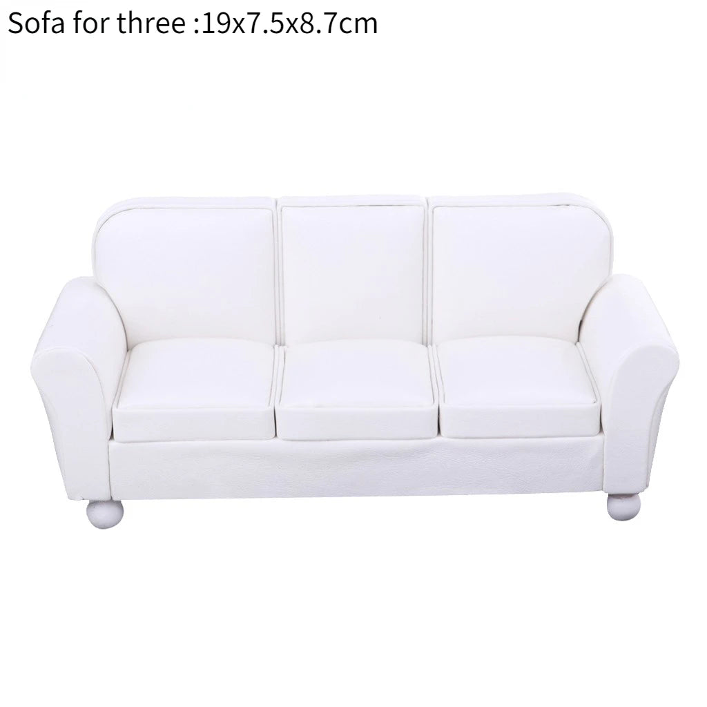 Sofá en miniatura a escala 1:12 y 1:6 con bonitas almohadas, muebles de simulación para sala de estar de casa de muñecas. Modelo de casa de muñecas en miniatura.