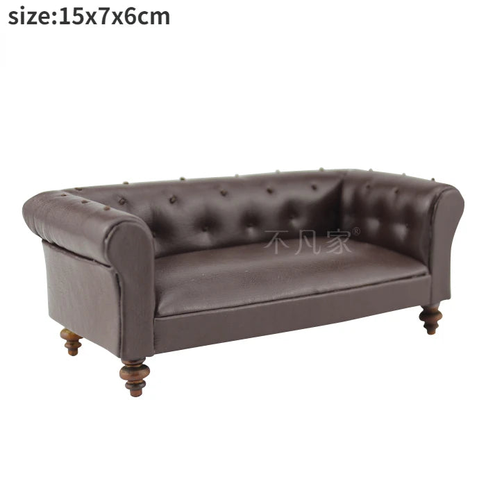 Sofá en miniatura a escala 1:12 y 1:6 con bonitas almohadas, muebles de simulación para sala de estar de casa de muñecas. Modelo de casa de muñecas en miniatura.