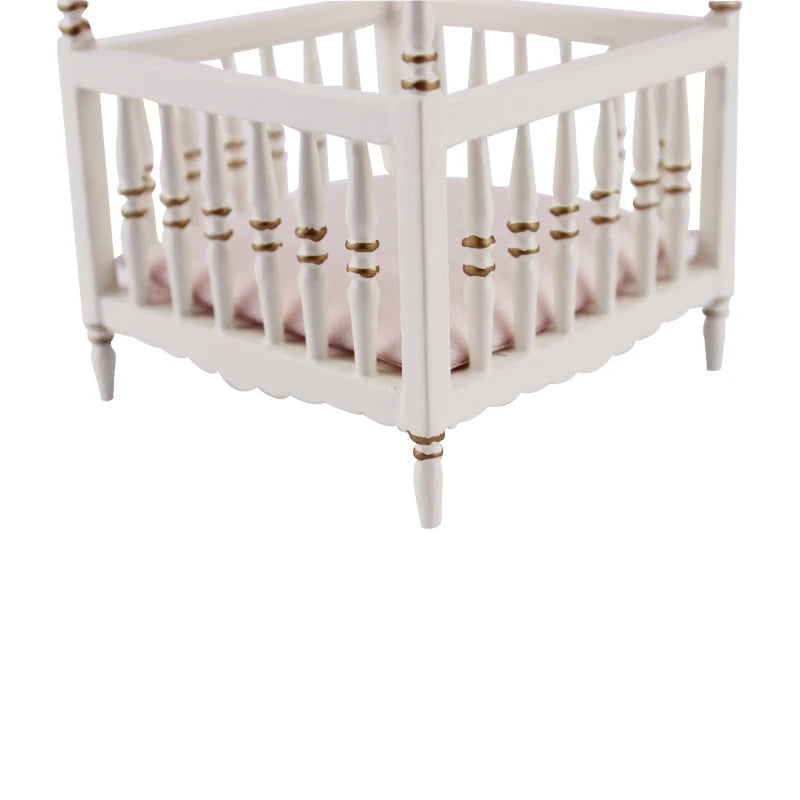 Cuna de madera blanca pintada a mano con dosel para casa de muñecas en miniatura a escala 1:12