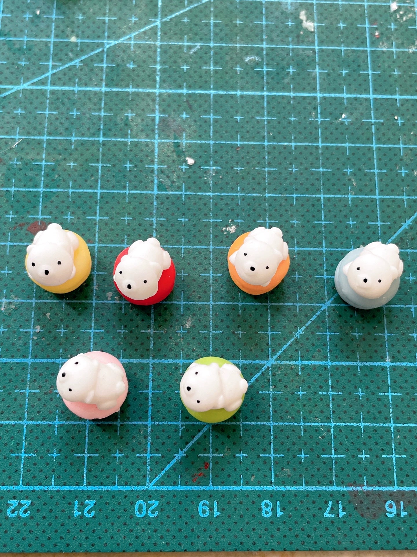 Sculpture miniature en argile représentant un macaron à l'échelle 1:12