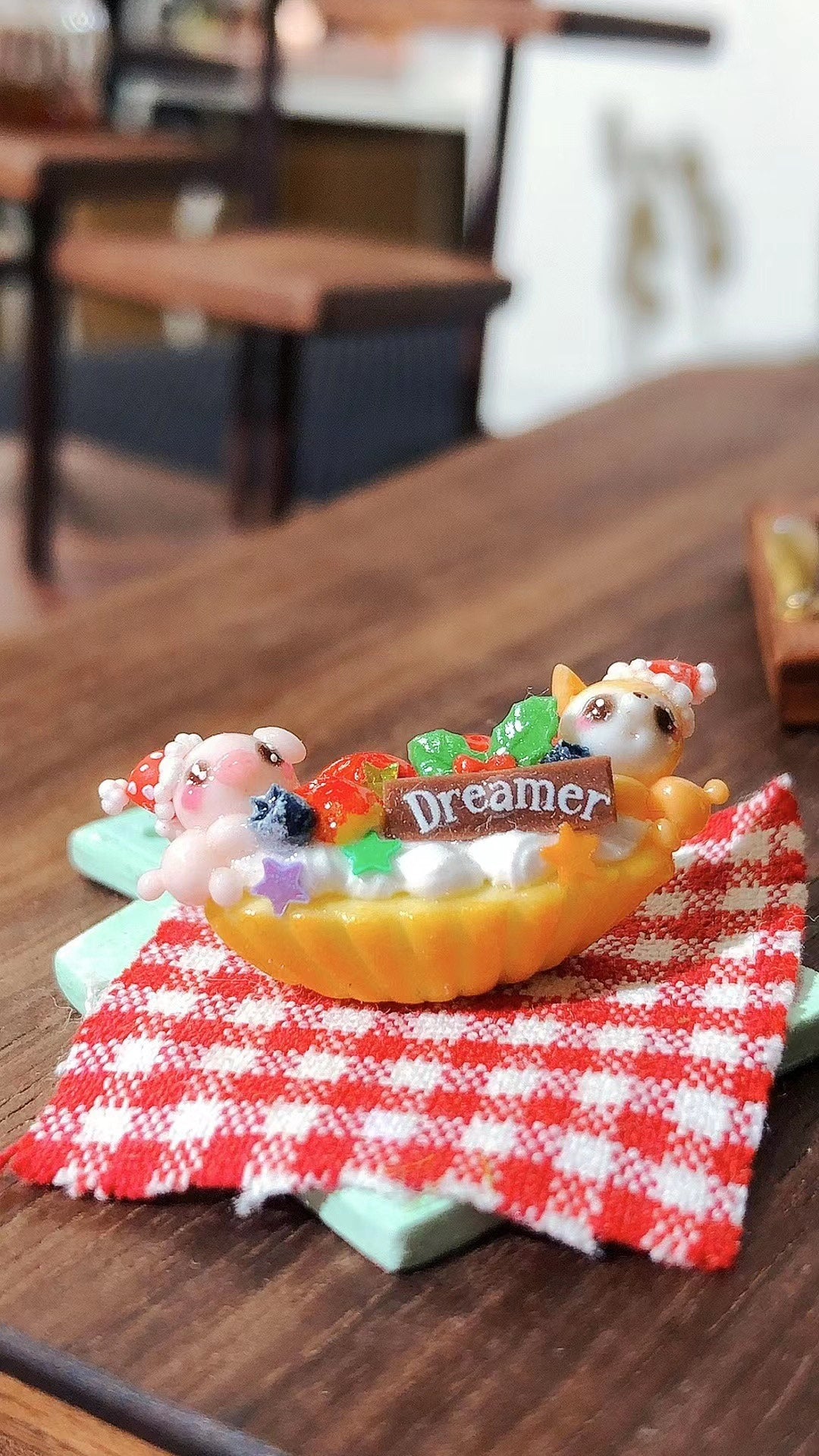 Escena de casa de muñecas de pastelería en miniatura a escala 1:12 con exhibición de pastel de arcilla en miniatura