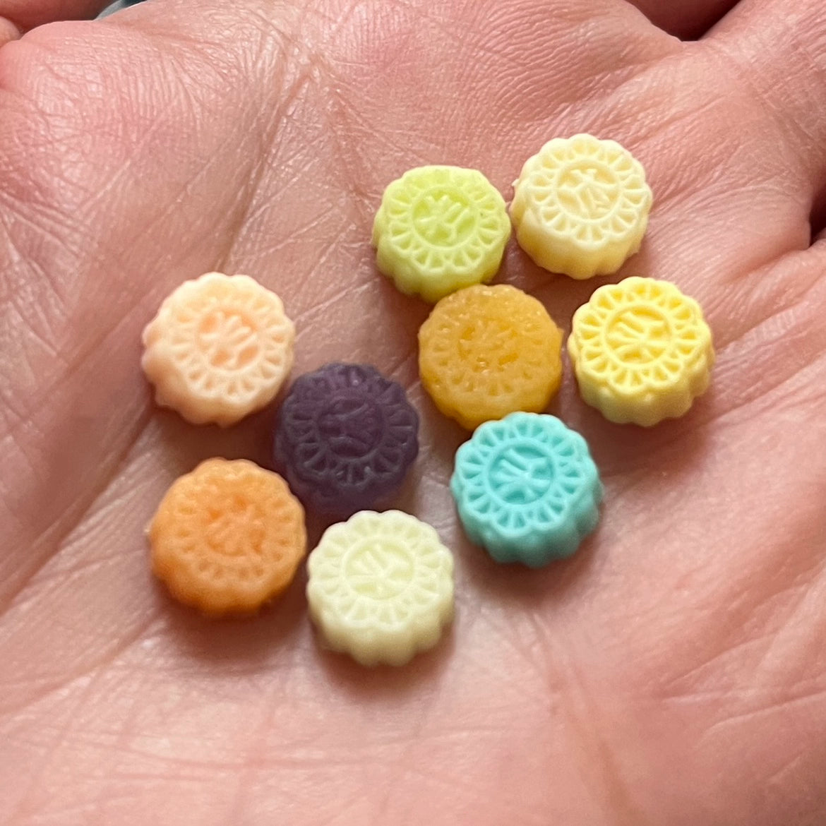 Escena de panadería en miniatura para casa de muñecas a escala 1:12 con exhibición de macarrones, muebles en miniatura