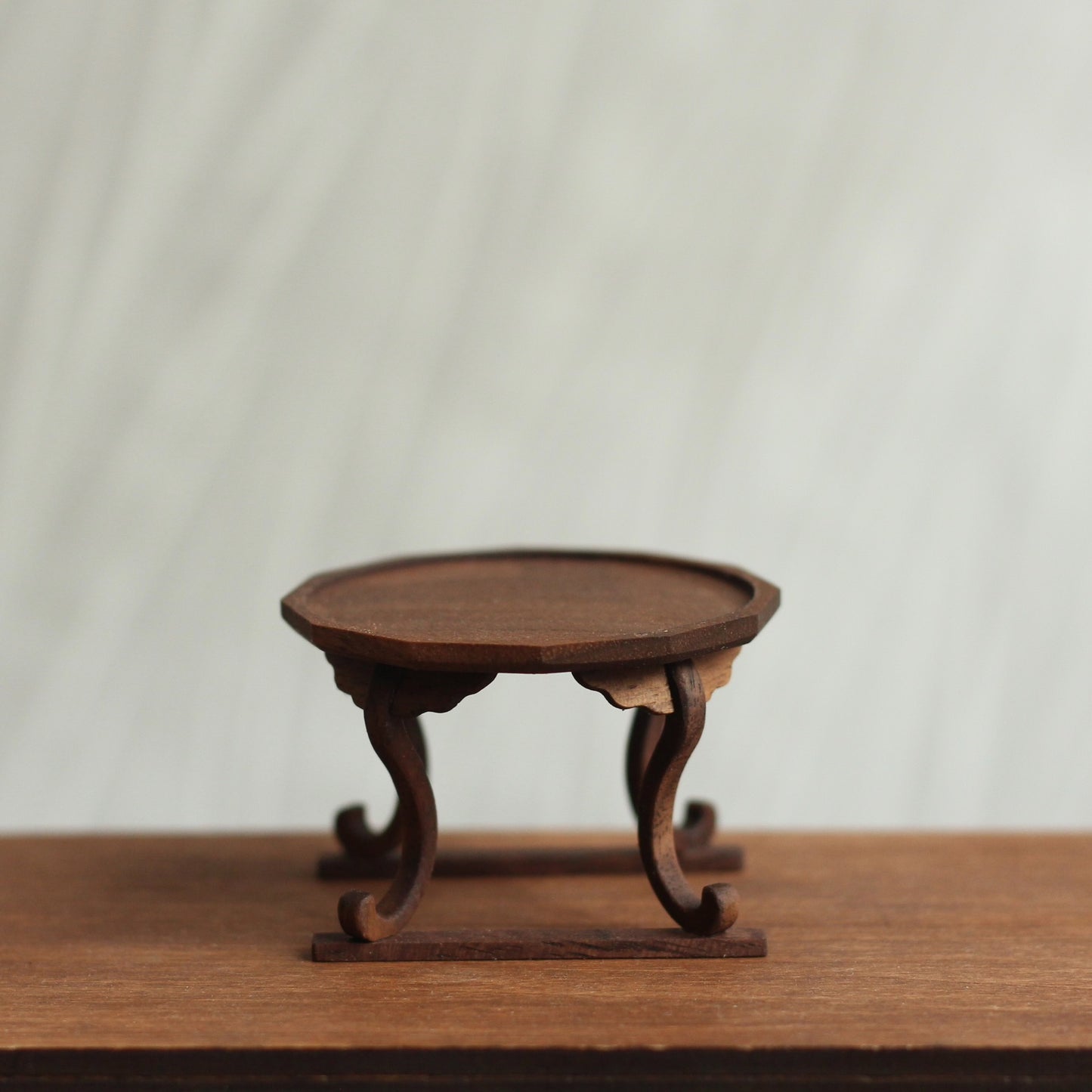 Mesa de té china antigua en miniatura a escala 1:12 para casa de muñecas