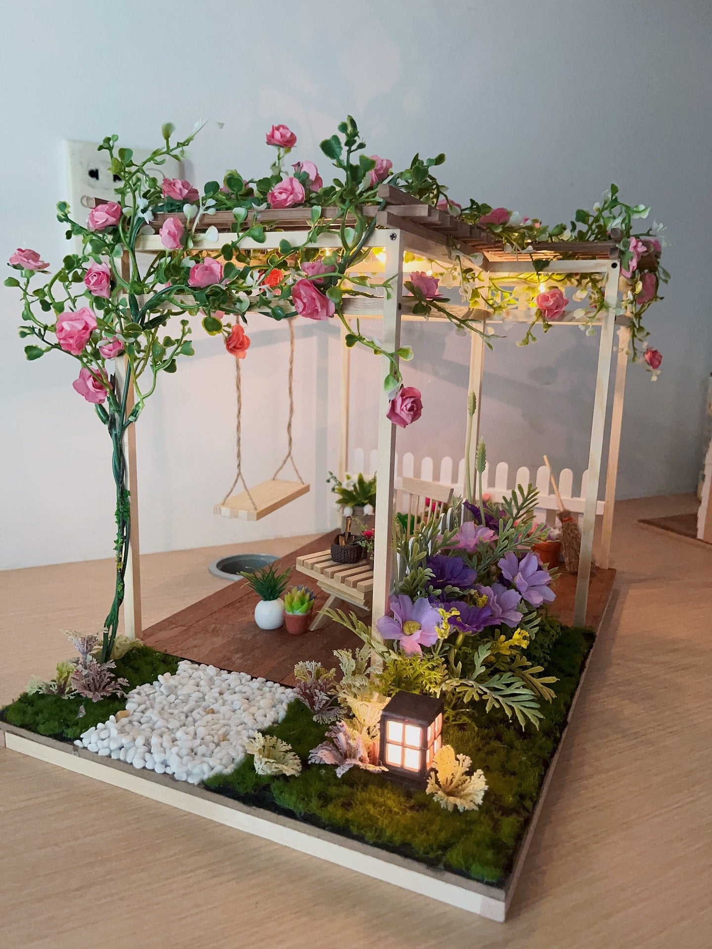 Conjunto de muebles para casa de muñecas en miniatura con jardín de rosas a escala 1:12
