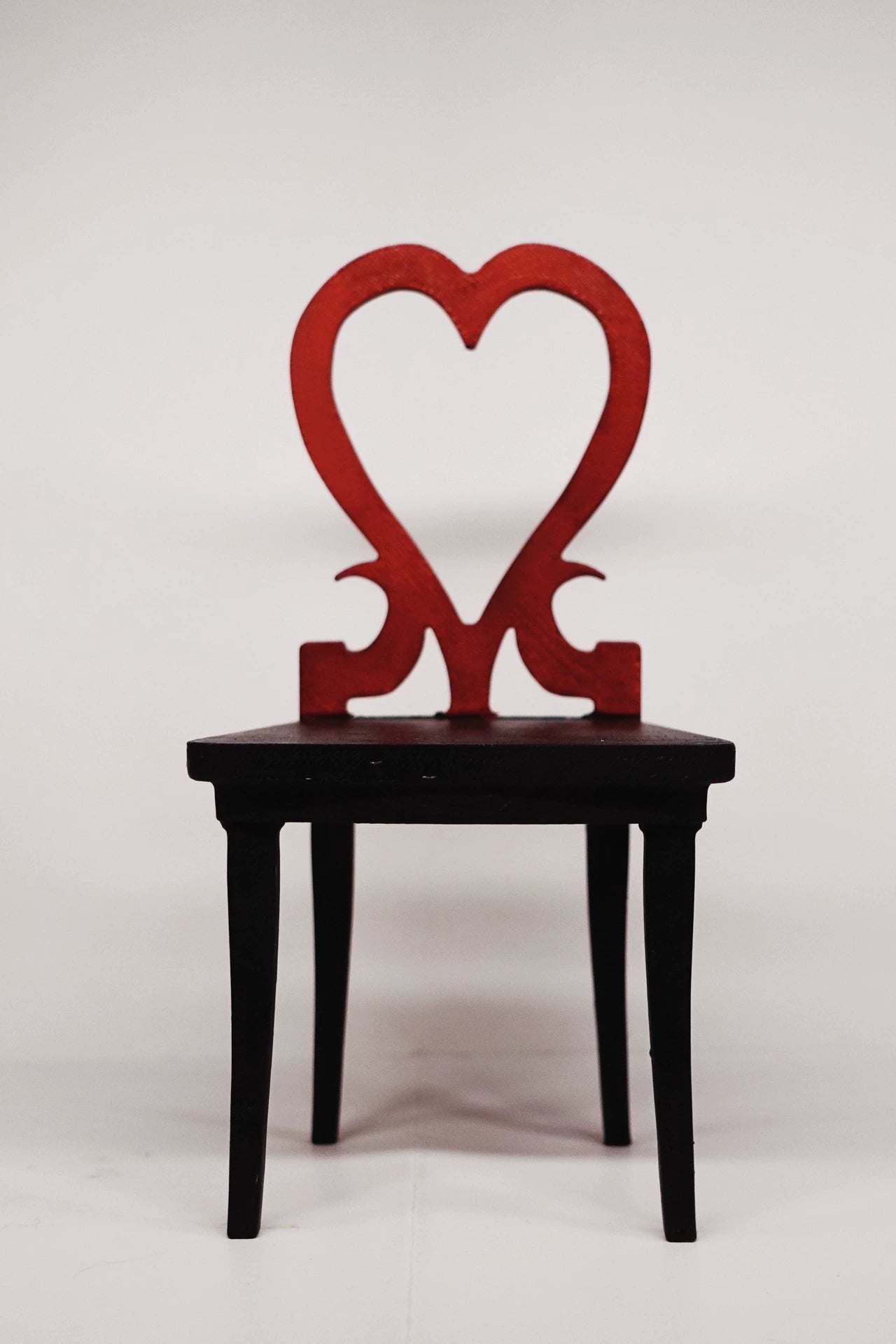 Silla gótica a escala 1:6, muebles de casa de muñecas en miniatura, hechos a mano y pintados.