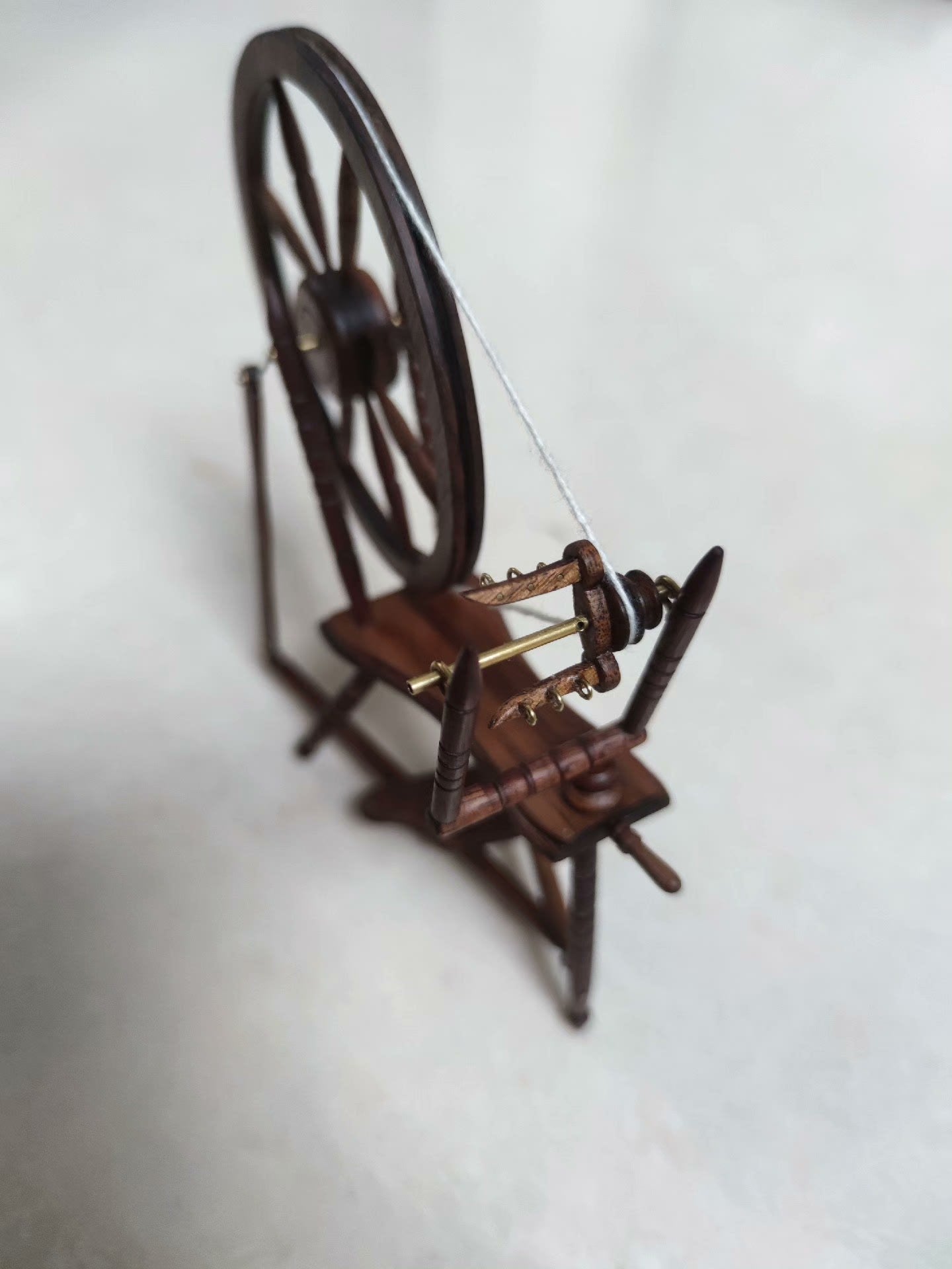 Muebles de casa de muñecas en miniatura a escala 1:6 con rueca