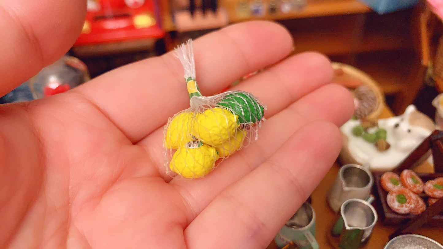 1:12 Scale Miniature Lemon Basket With 5 Lemons For Dollhouse Kitchen Decor
