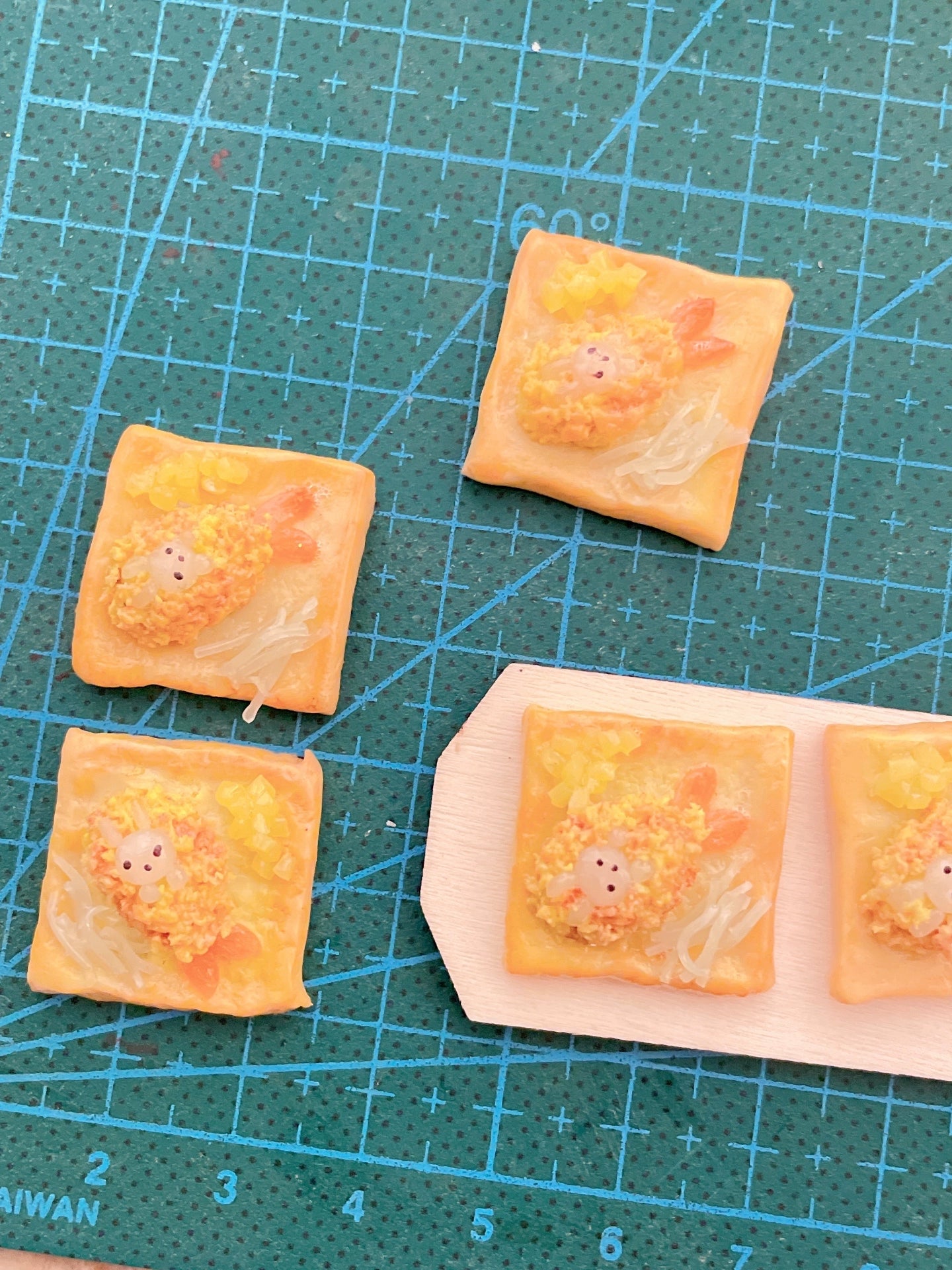Modèle de nourriture miniature en argile pour toast aux crevettes à l'échelle 1:12