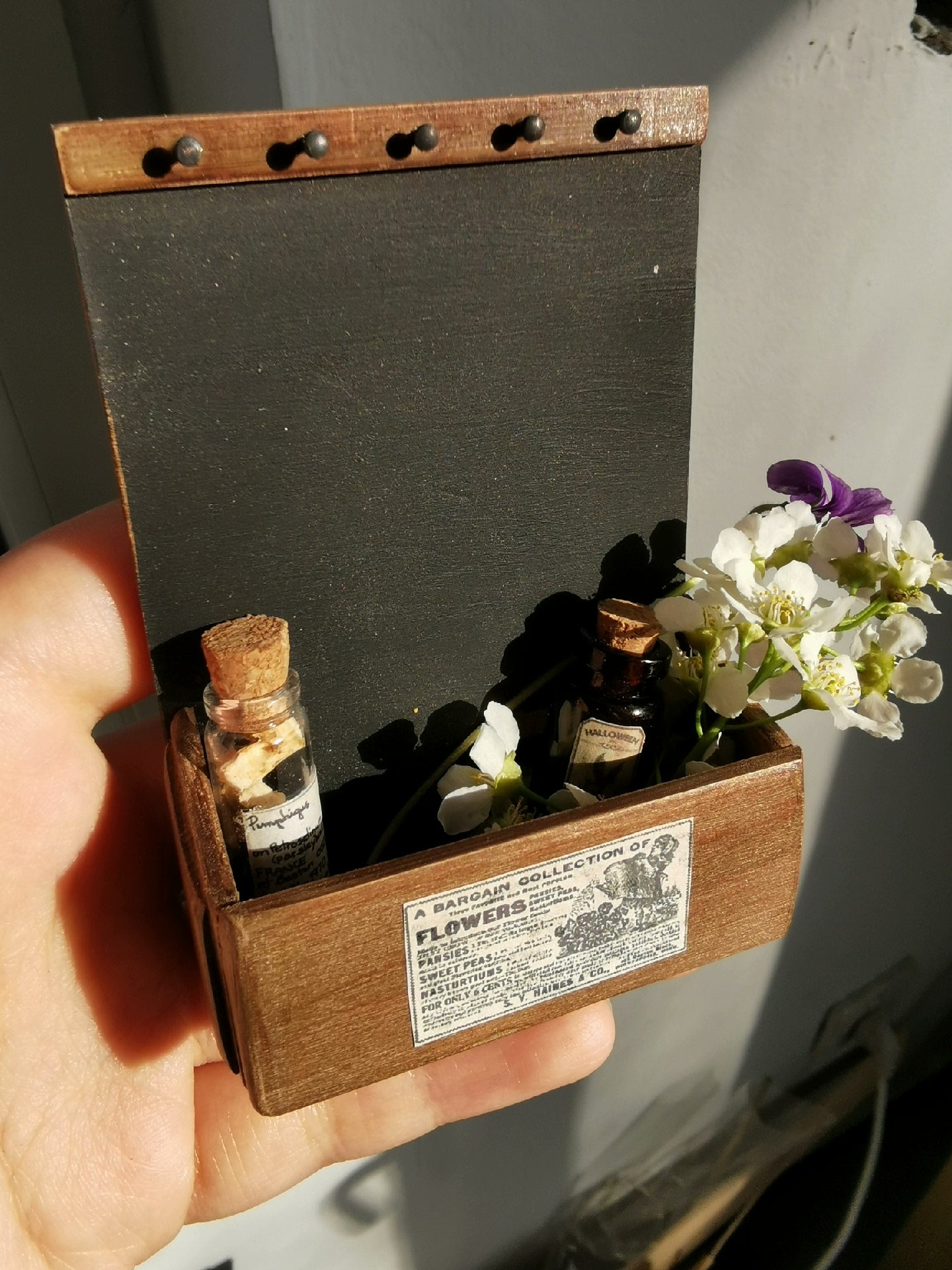 Estante de exhibición vintage a escala 1:6, muebles para casa de muñecas en miniatura, accesorios BJD, cesta floral, fondo para fotografía