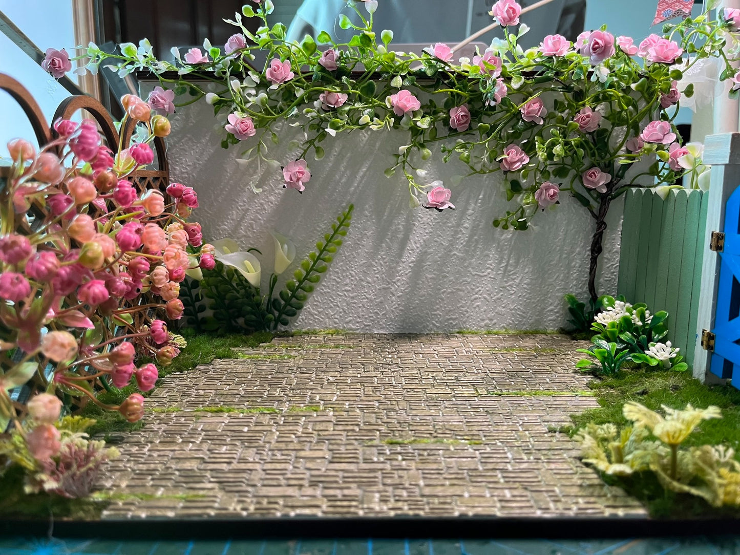 Escena fotográfica de jardín a escala 1:12, casa de muñecas en miniatura, muebles de madera únicos