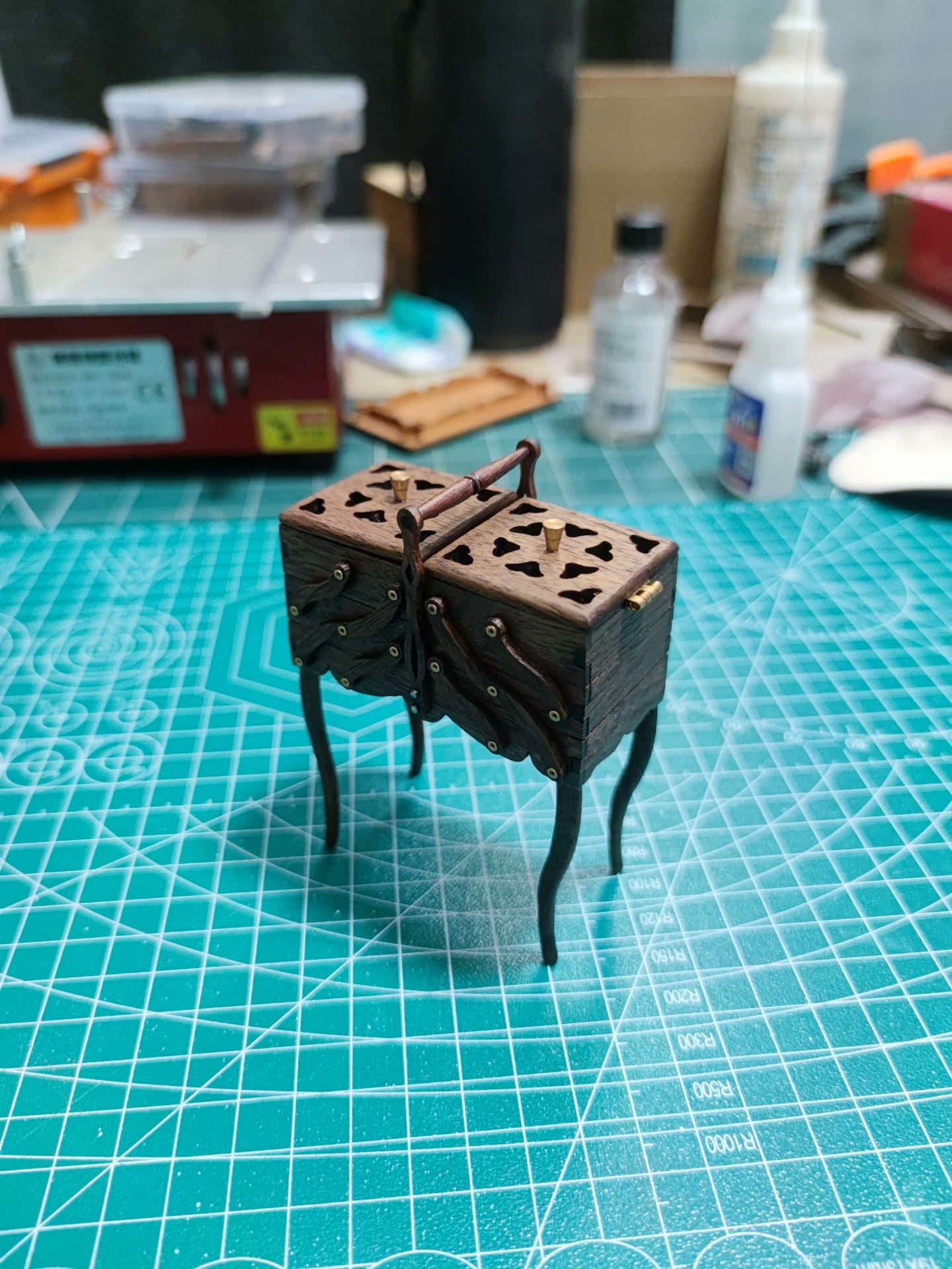 Boîte à couture pliable avec poignée pour maison de poupée miniature à l'échelle 1:6