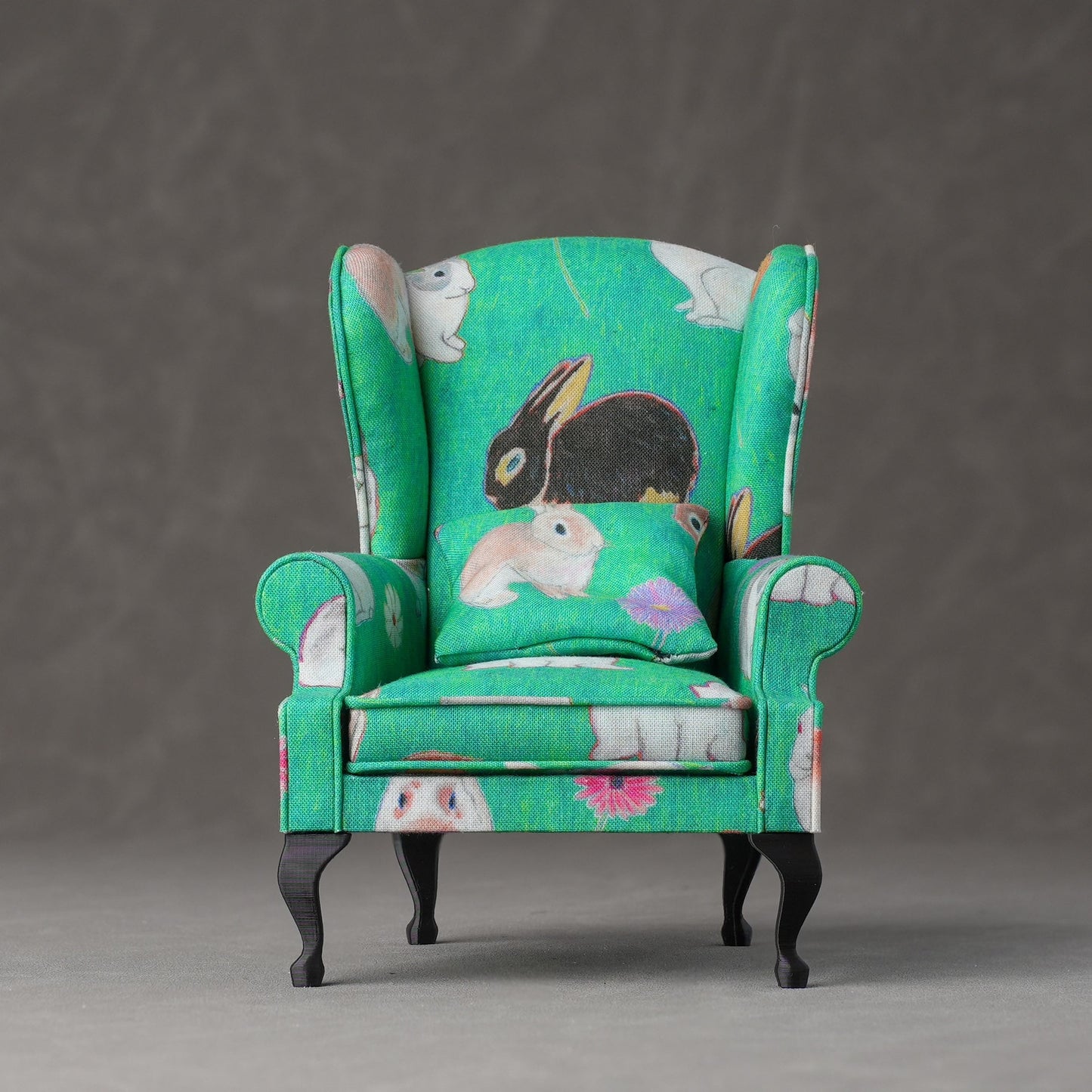 Fauteuil antique miniature à l'échelle 1:6 pour maison de poupée