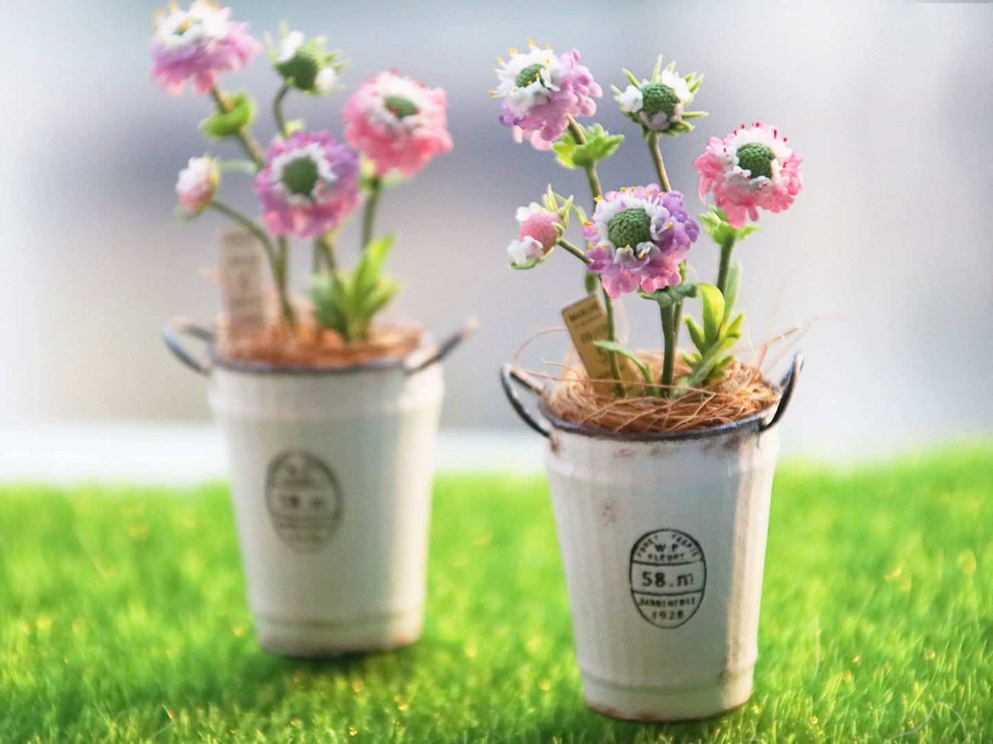Cesta de flores de arcilla en miniatura a escala 1:12 para decoración de casa de muñecas. Flores en miniatura.