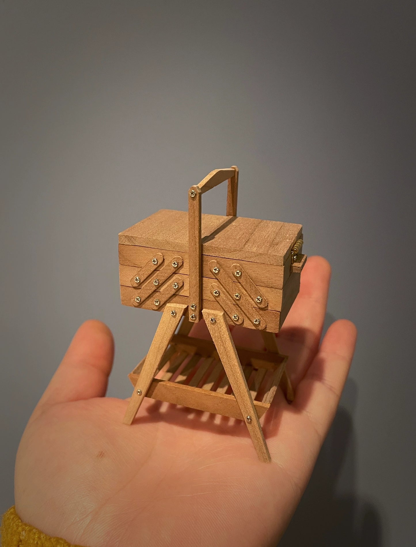 Boîte à outils vintage miniature pour maison de poupée, échelle 1:12