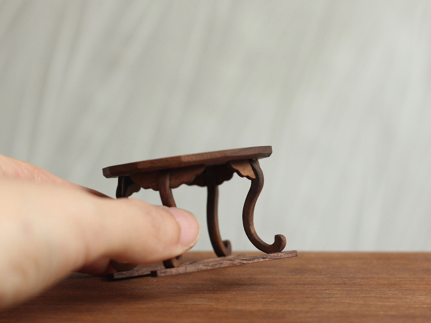 Mesa de té china antigua en miniatura a escala 1:12 para casa de muñecas
