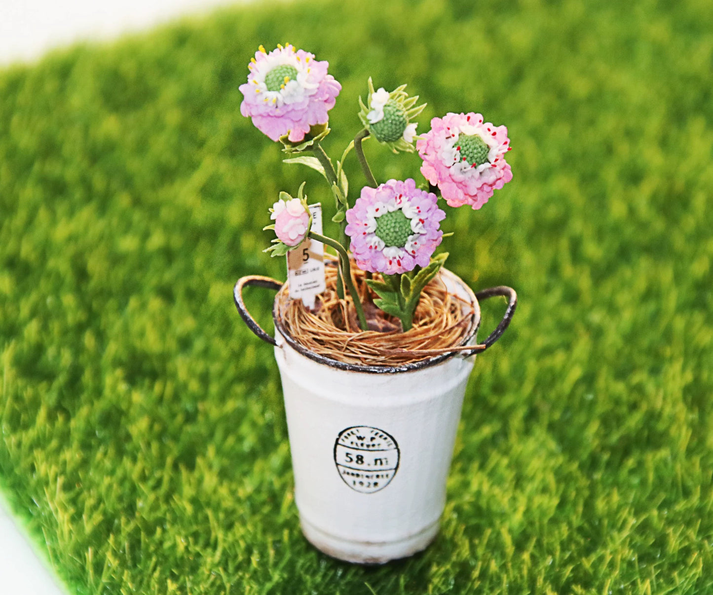 Cesta de flores de arcilla en miniatura a escala 1:12 para decoración de casa de muñecas. Flores en miniatura.
