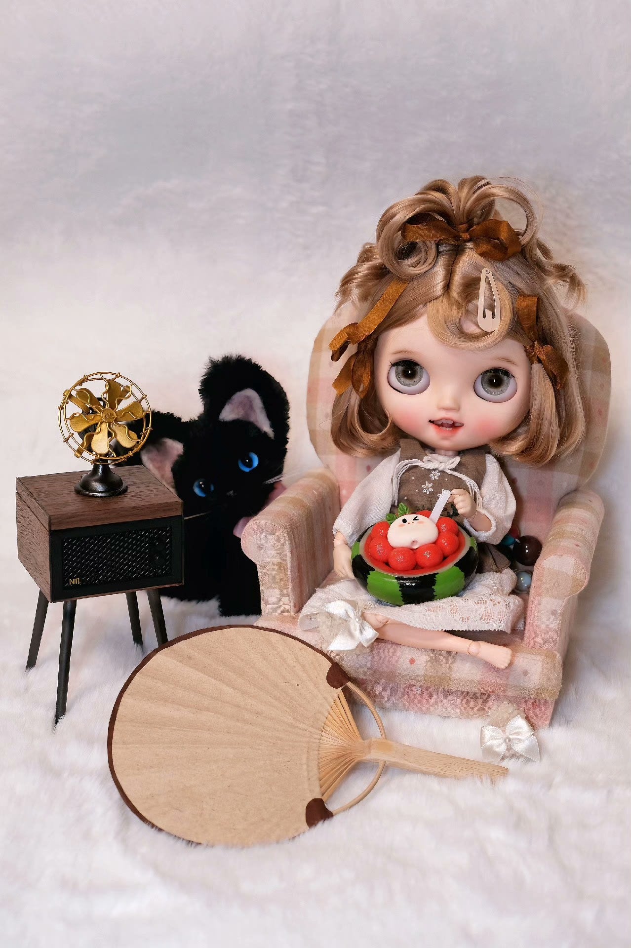 Tourne-disque miniature en noyer à l'échelle 1:6 pour maison de poupée