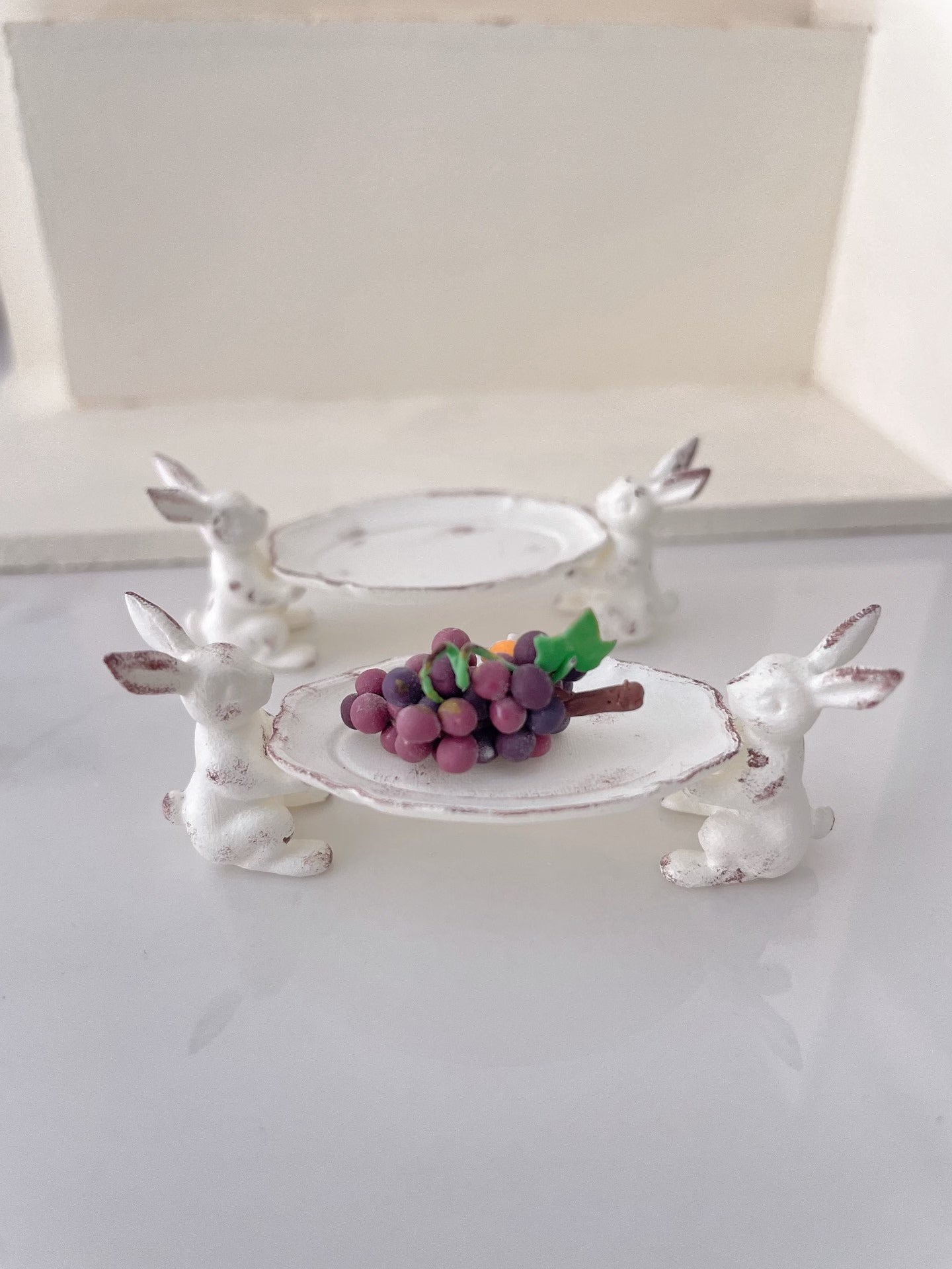 Plateau de figurines de lapin miniatures à l'échelle 1:12, blanc, modèle de maison de poupée, accessoires de jeu de nourriture miniatures