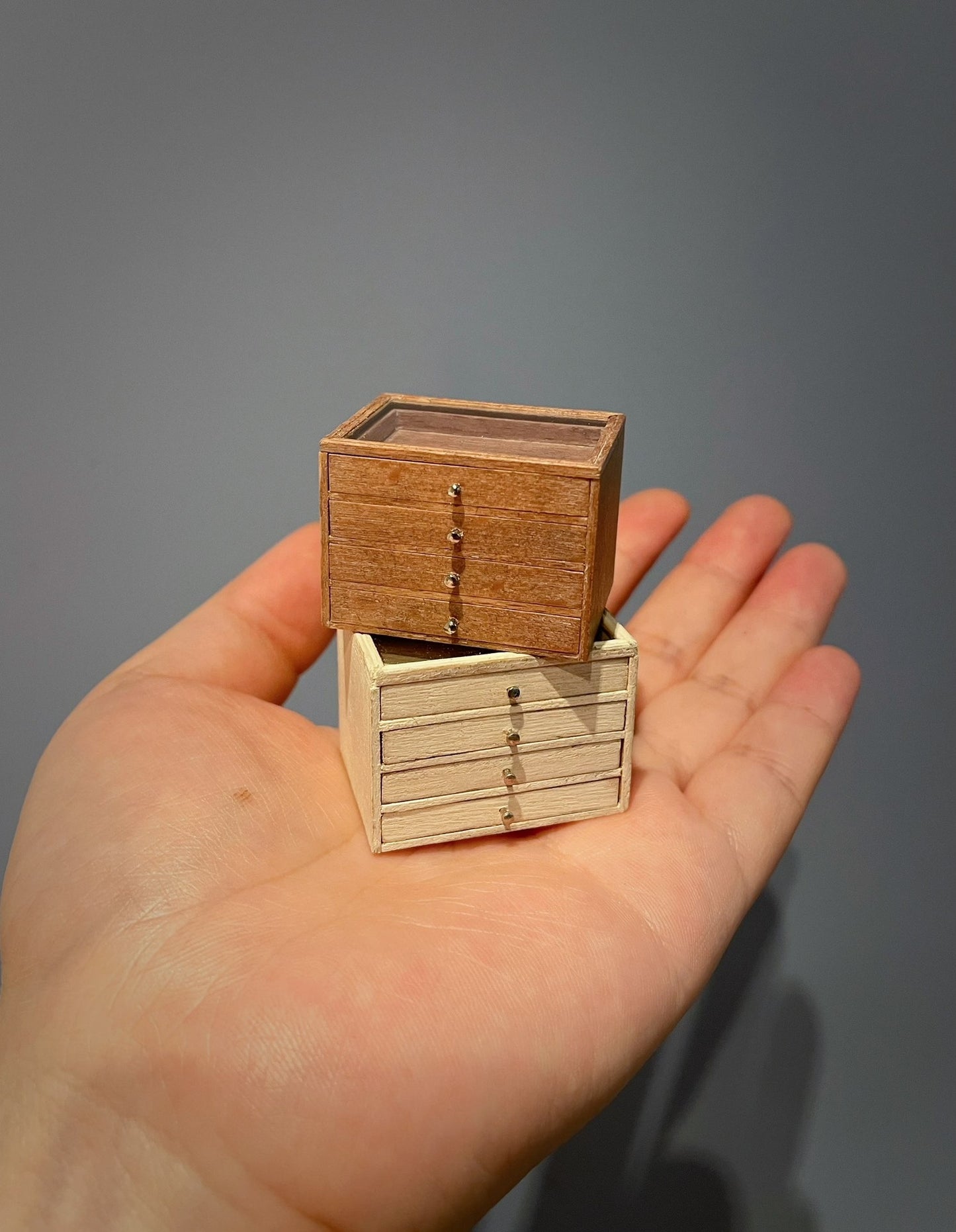 Vitrina con cajones en miniatura para muebles de casa de muñecas