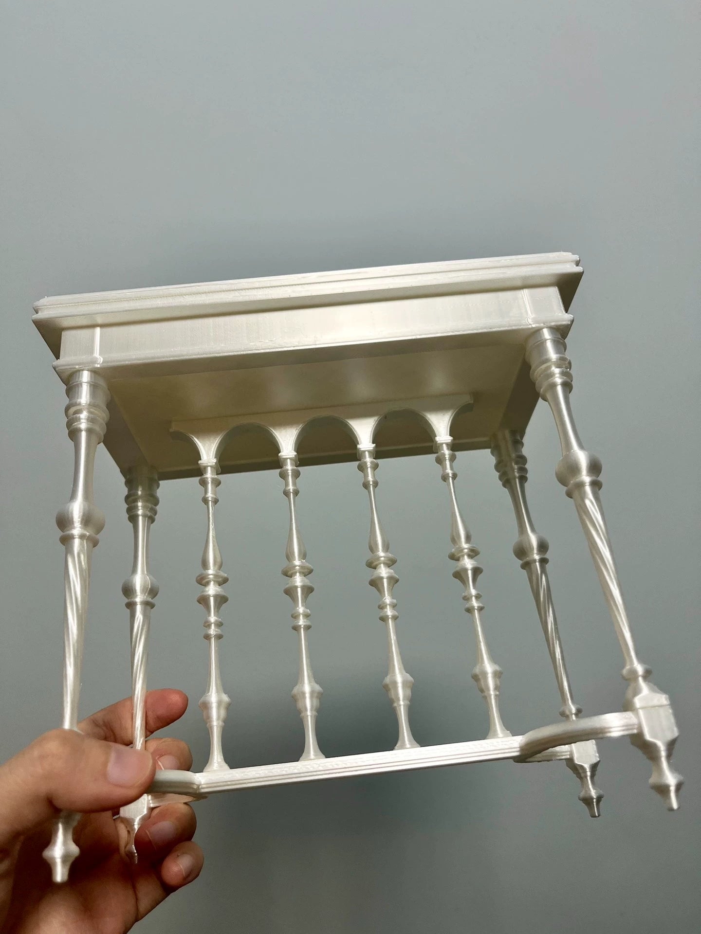 Mesa de centro tallada con textura de seda en miniatura para casa de muñecas BJD a escala 1:3