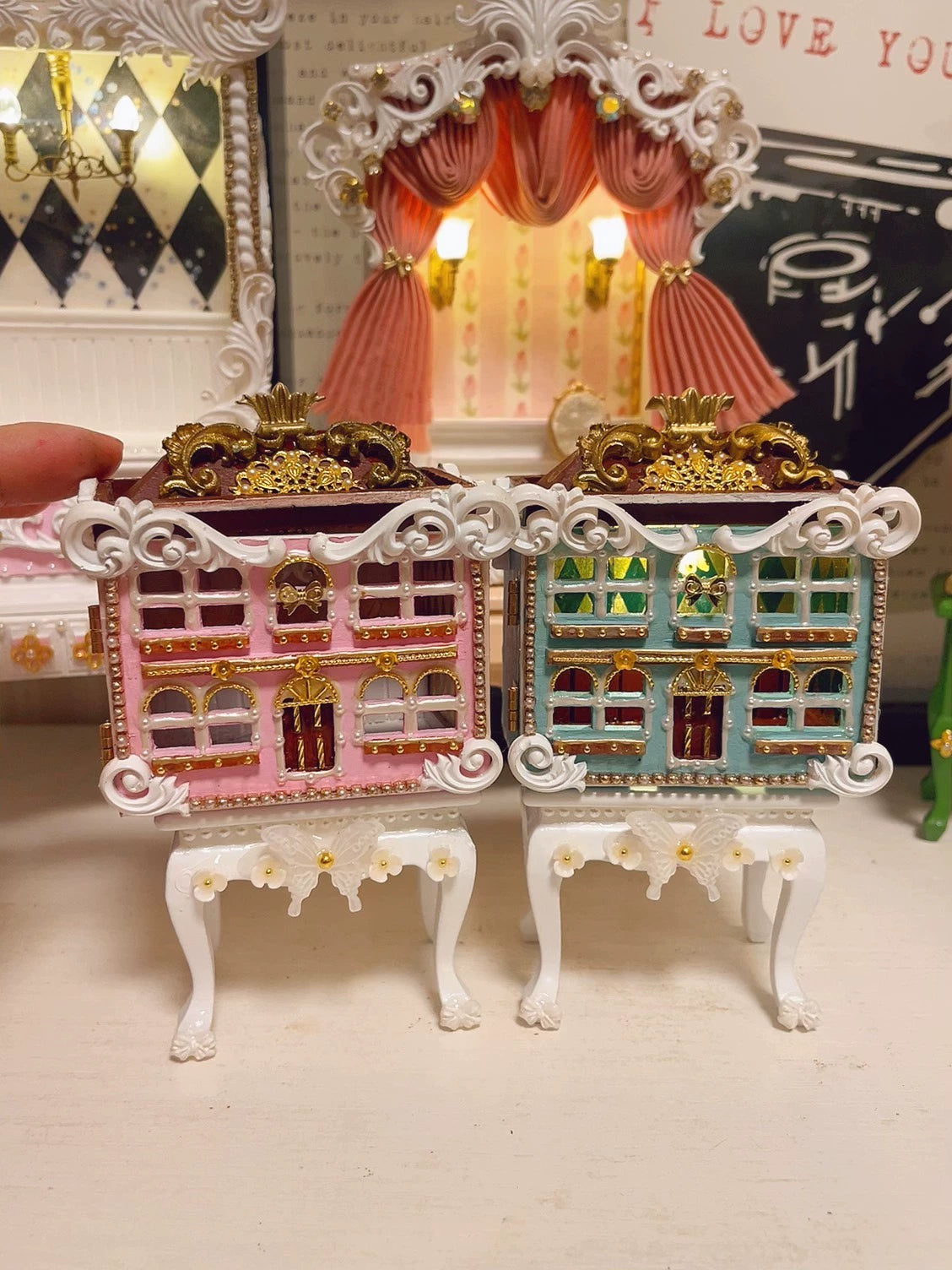 Décoration de maison de poupée miniature rose et blanche à l'échelle 1:12