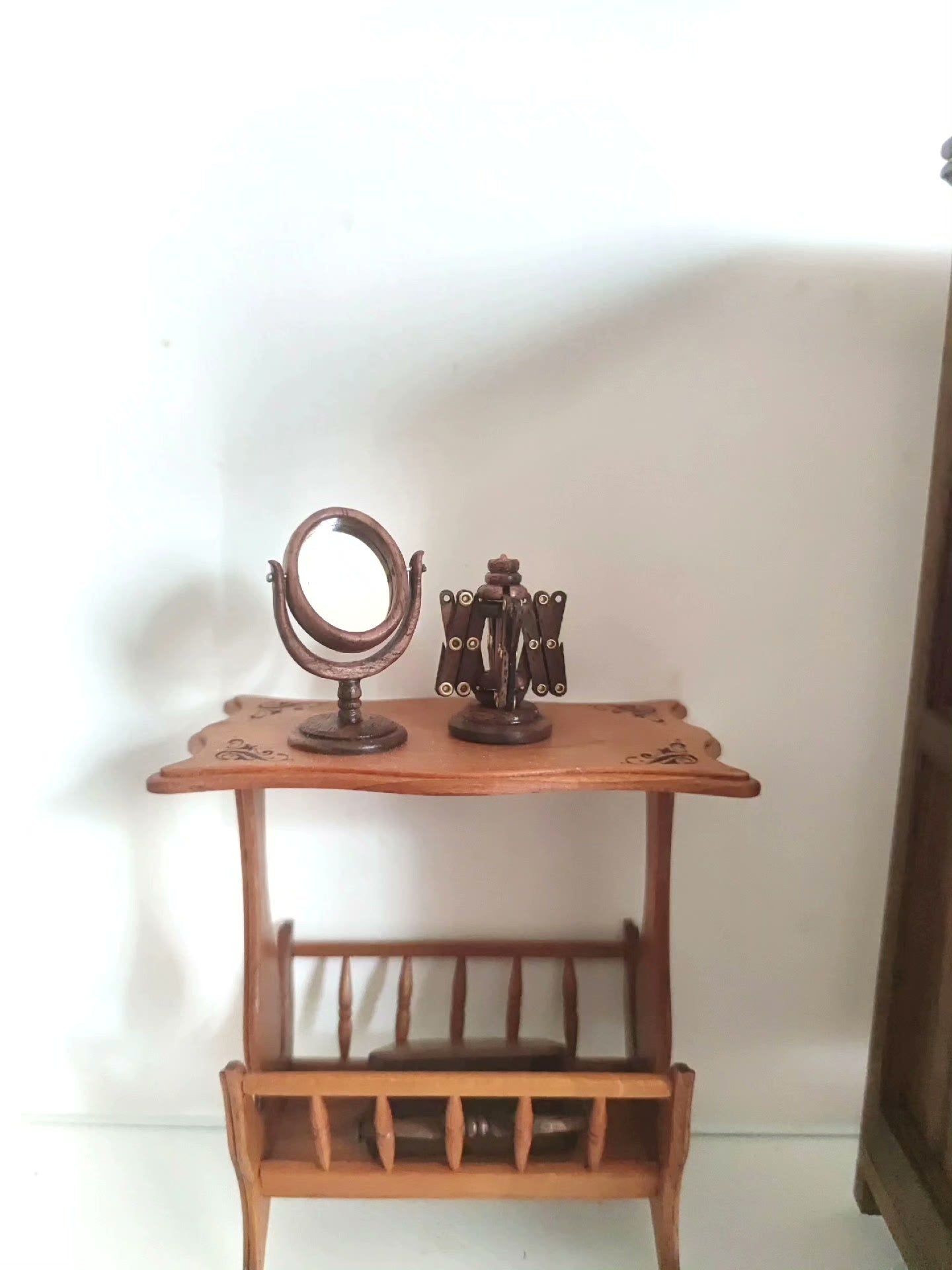 Miroir de toilette miniature en bois de noyer à l'échelle 1:12 pour maison de poupée