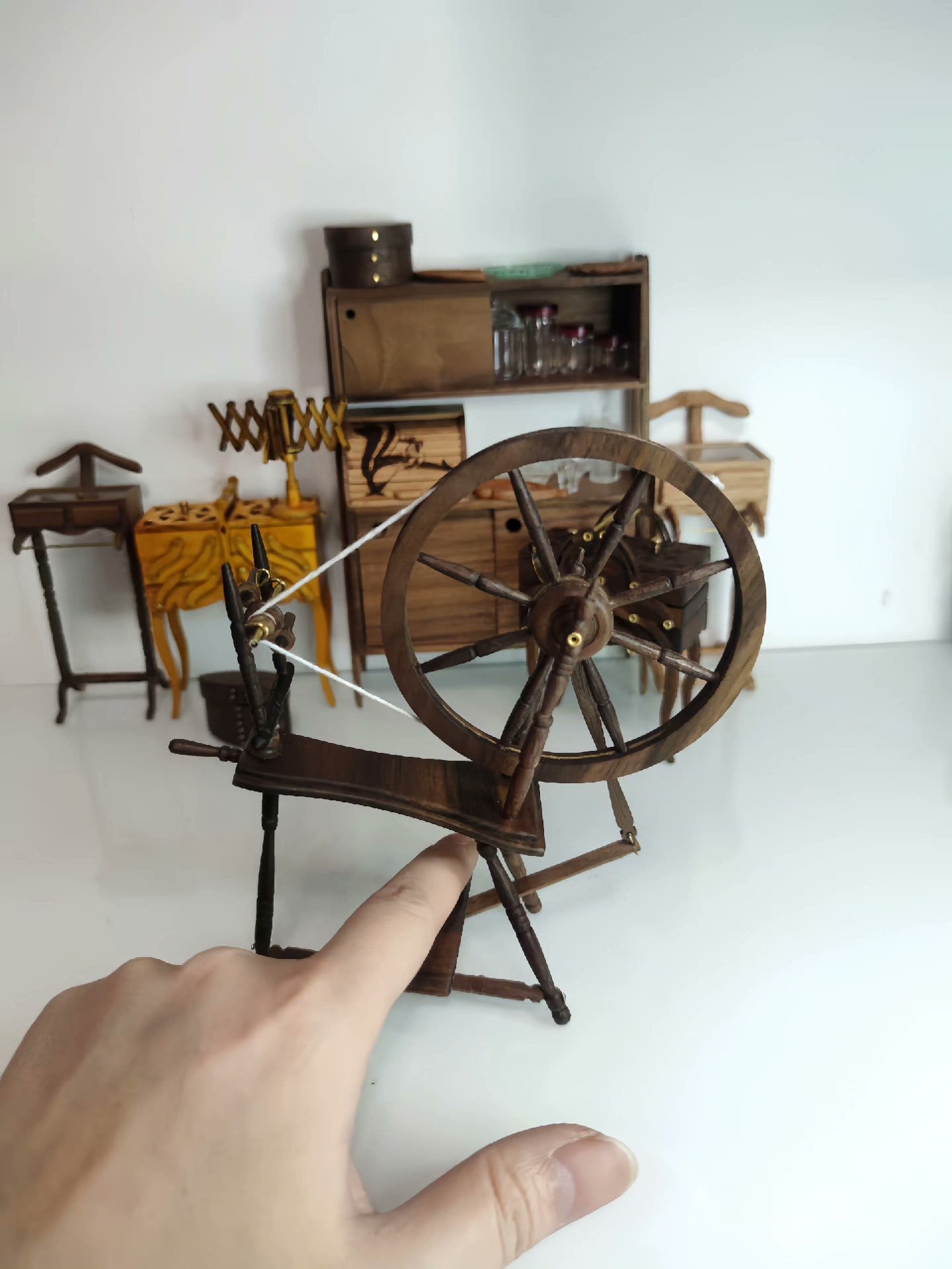 Muebles de casa de muñecas en miniatura a escala 1:6 con rueca