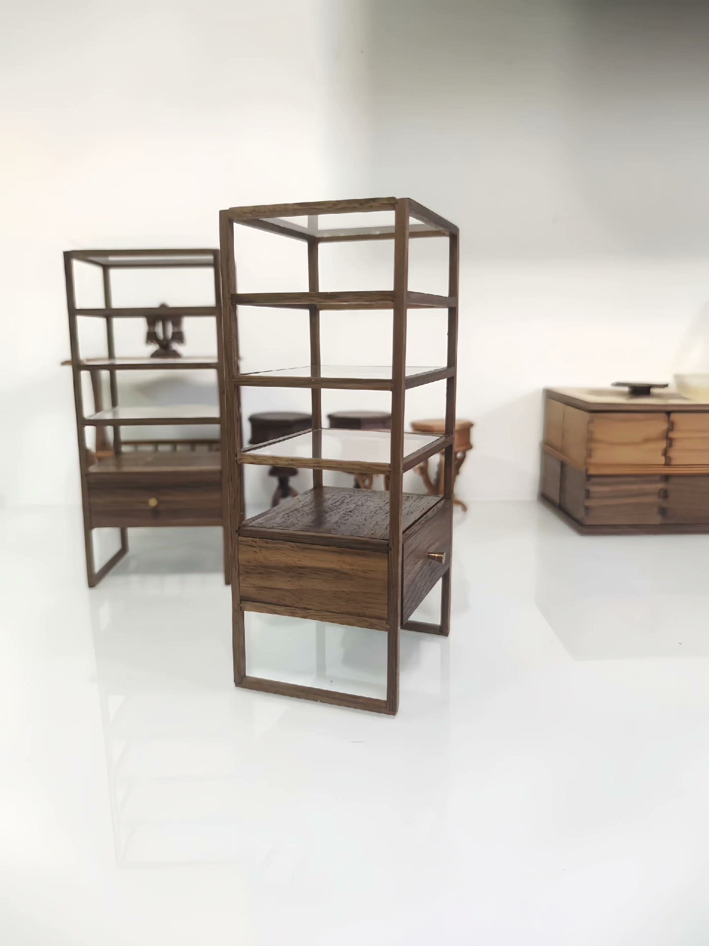 Étagère de présentation en noyer à l'échelle 1:12, meubles miniatures pour maison de poupée