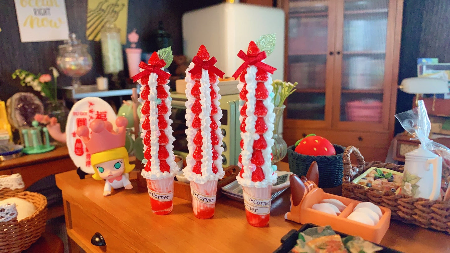 1:12 Scale Miniature Strawberry Cake Dollhouse Dessert Bakery Display