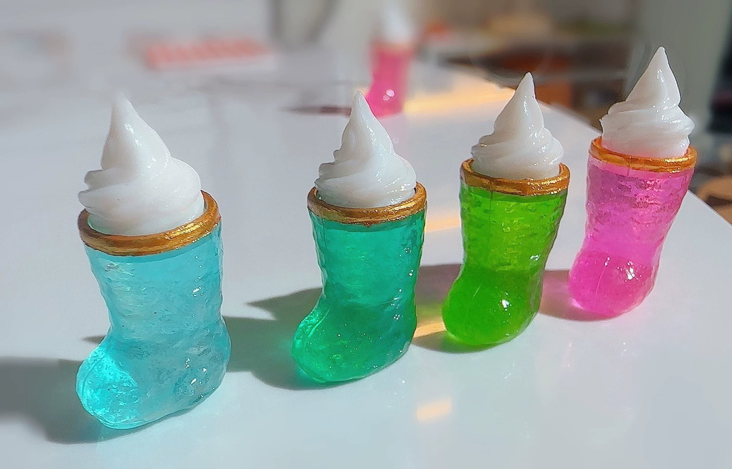 Bottes miniatures en argile à l'échelle 1:6 avec dessus crème pour maison de poupée, accessoire de jeu BJD