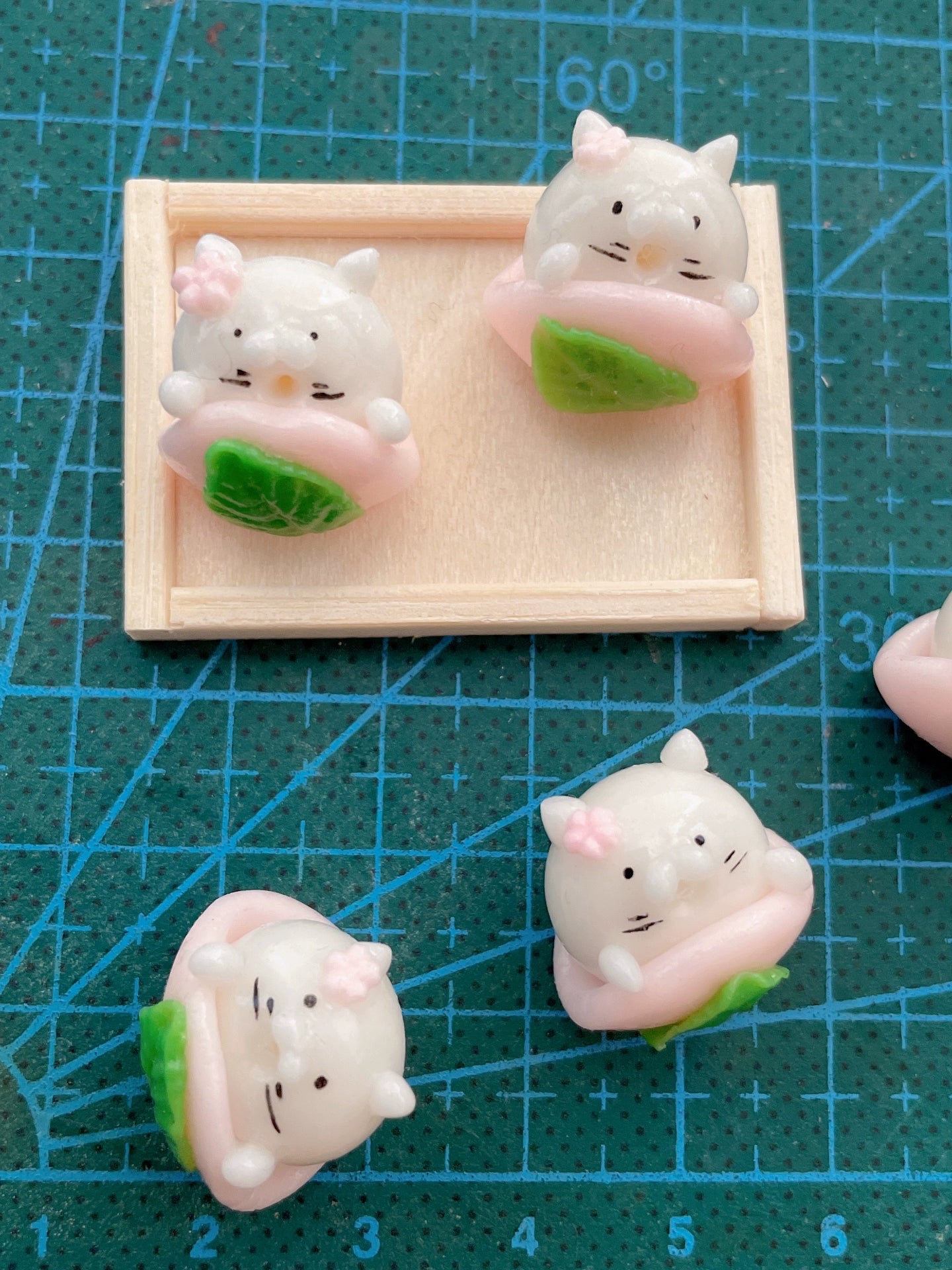 Decoración de casa de muñecas con mochi de león marino en miniatura de arcilla a escala 1:12