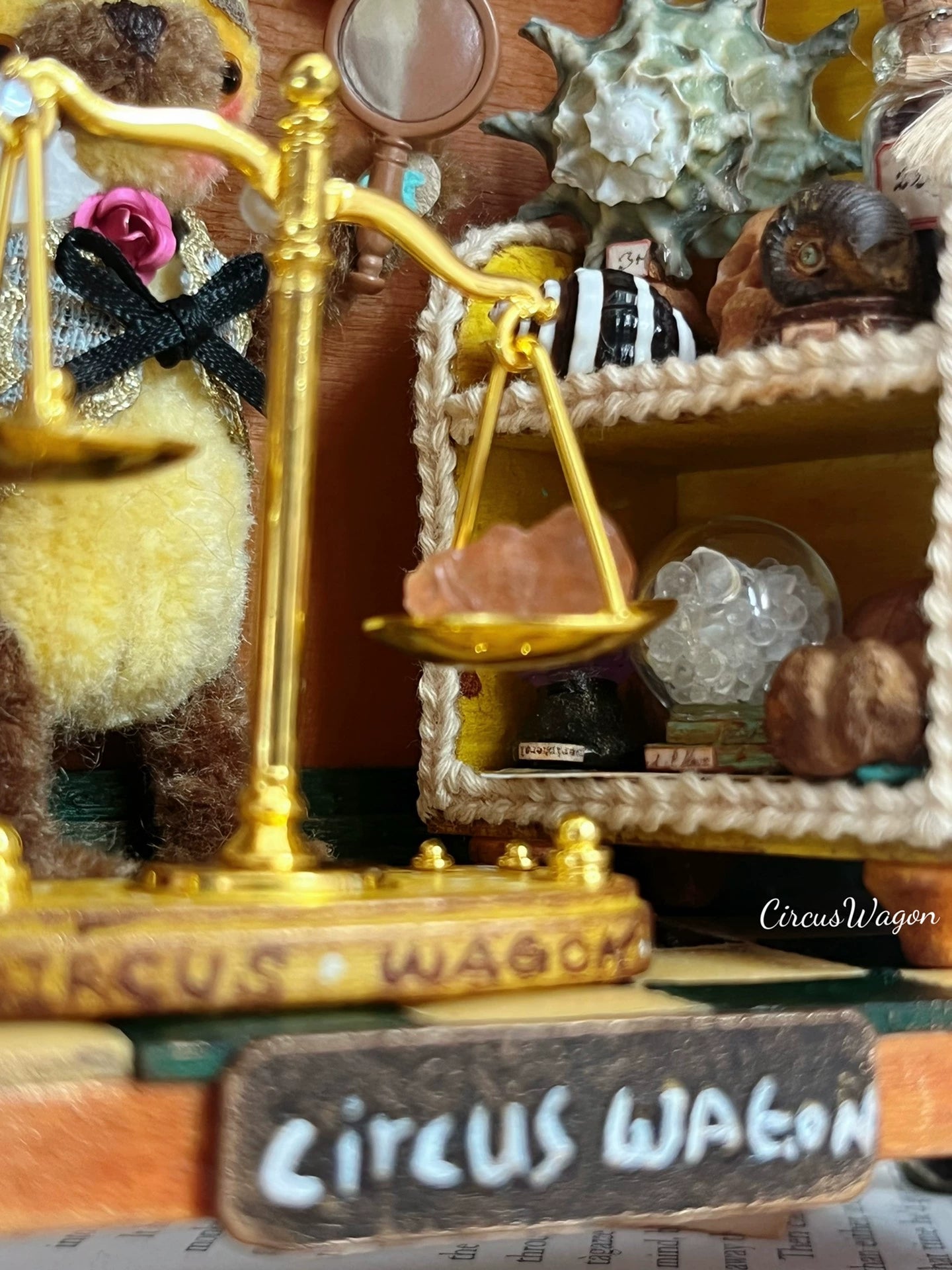 Casa de muñecas en miniatura Bear Gentleman, tienda de comestibles, muebles en miniatura hechos a mano