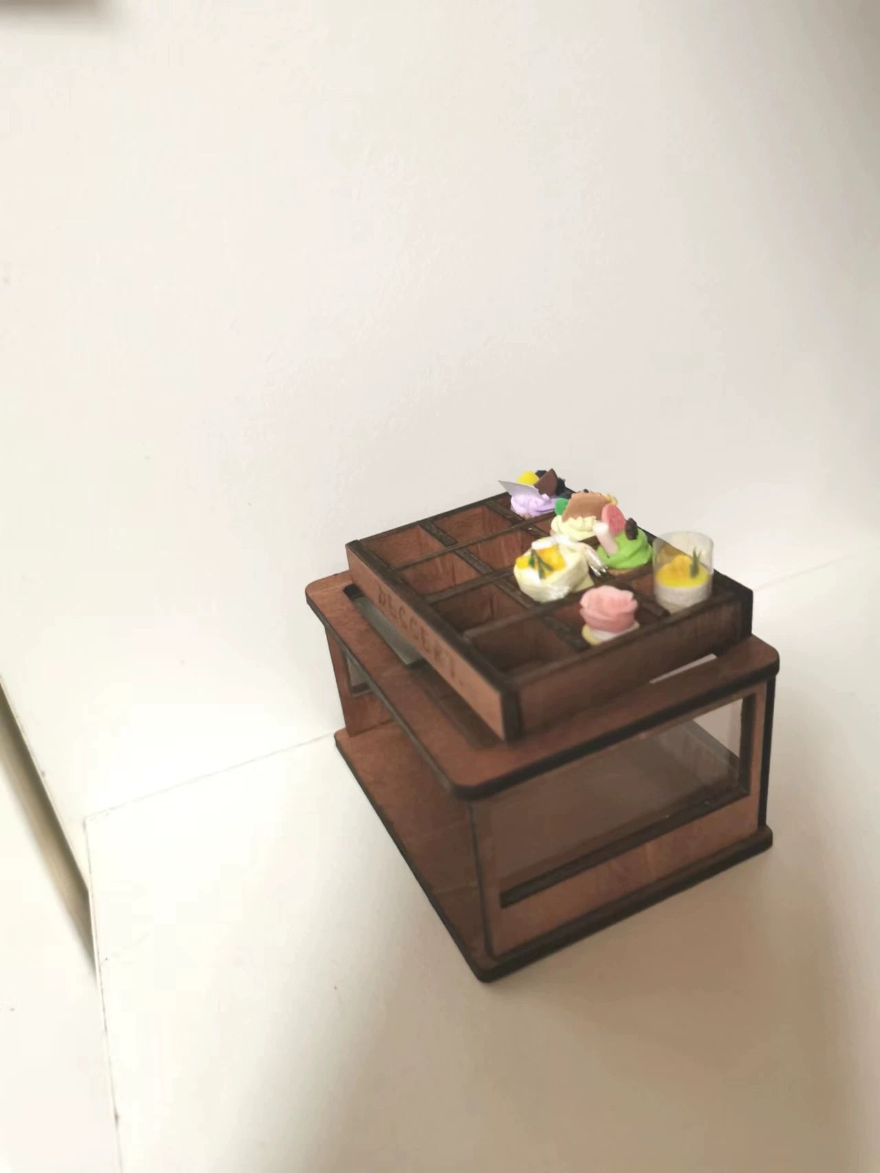 Vitrina para cupcakes en miniatura a escala 1:12, muebles para casa de muñecas