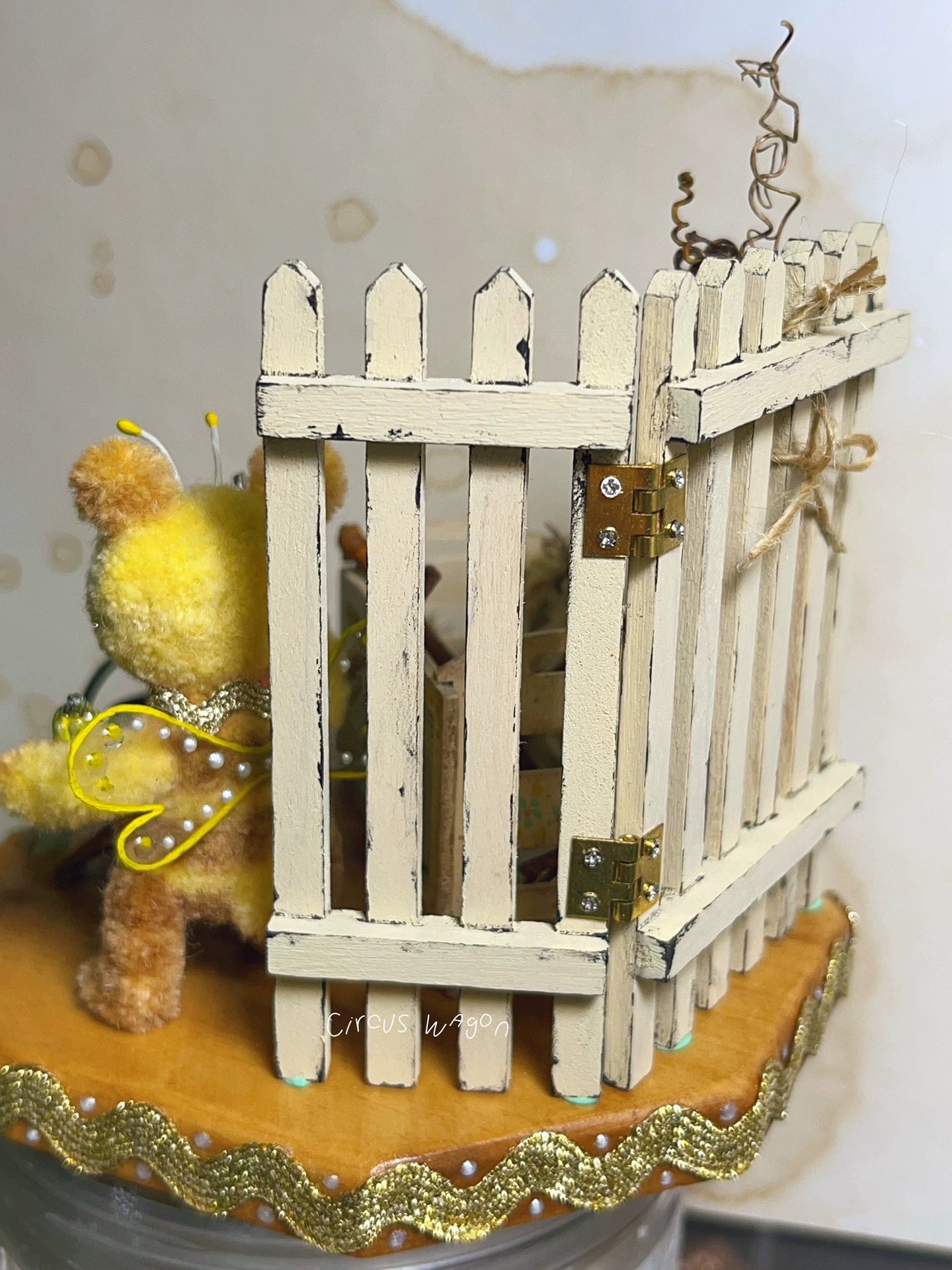 Casa de muñecas con oso y abeja trabajadora en miniatura a escala 1:12