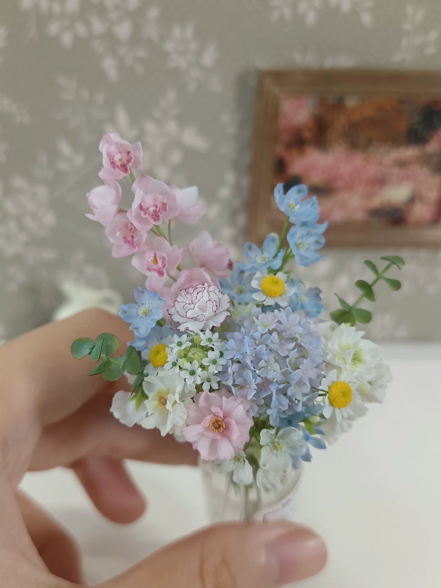 Orquídea Cymbidium en miniatura a escala 1:12, flor de arcilla, decoración para casa de muñecas BJD Blythe