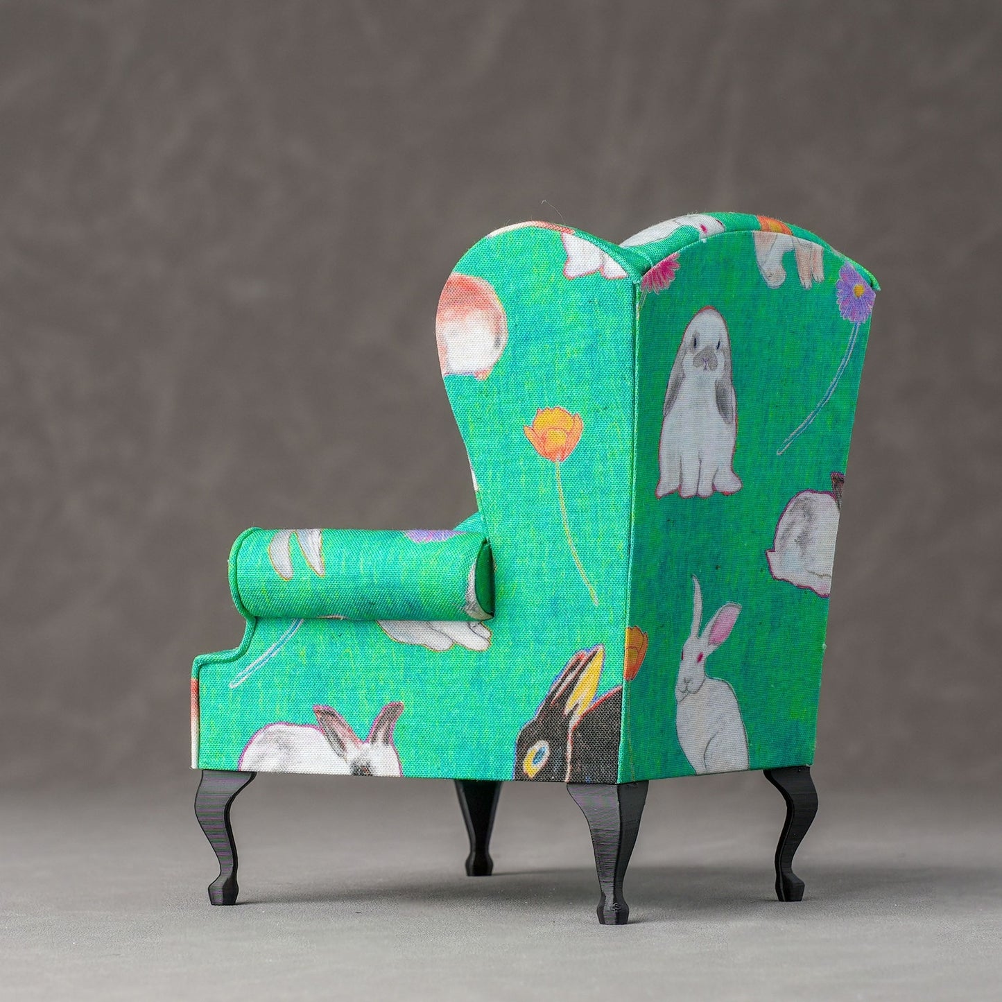 Fauteuil antique miniature à l'échelle 1:6 pour maison de poupée
