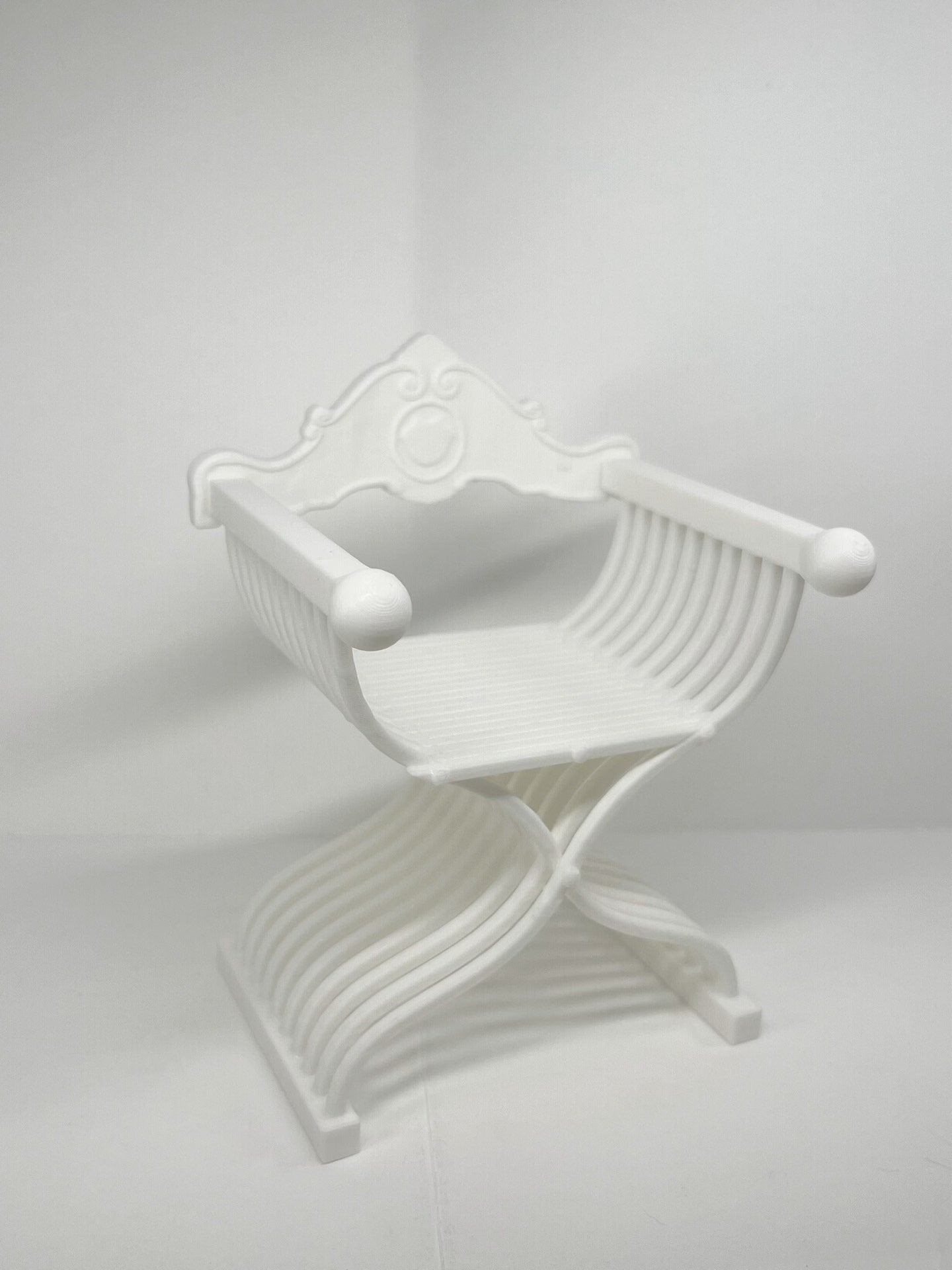 Chaise Dante miniature à l'échelle 1:6, meuble de maison de poupée fait main, modèle blanc