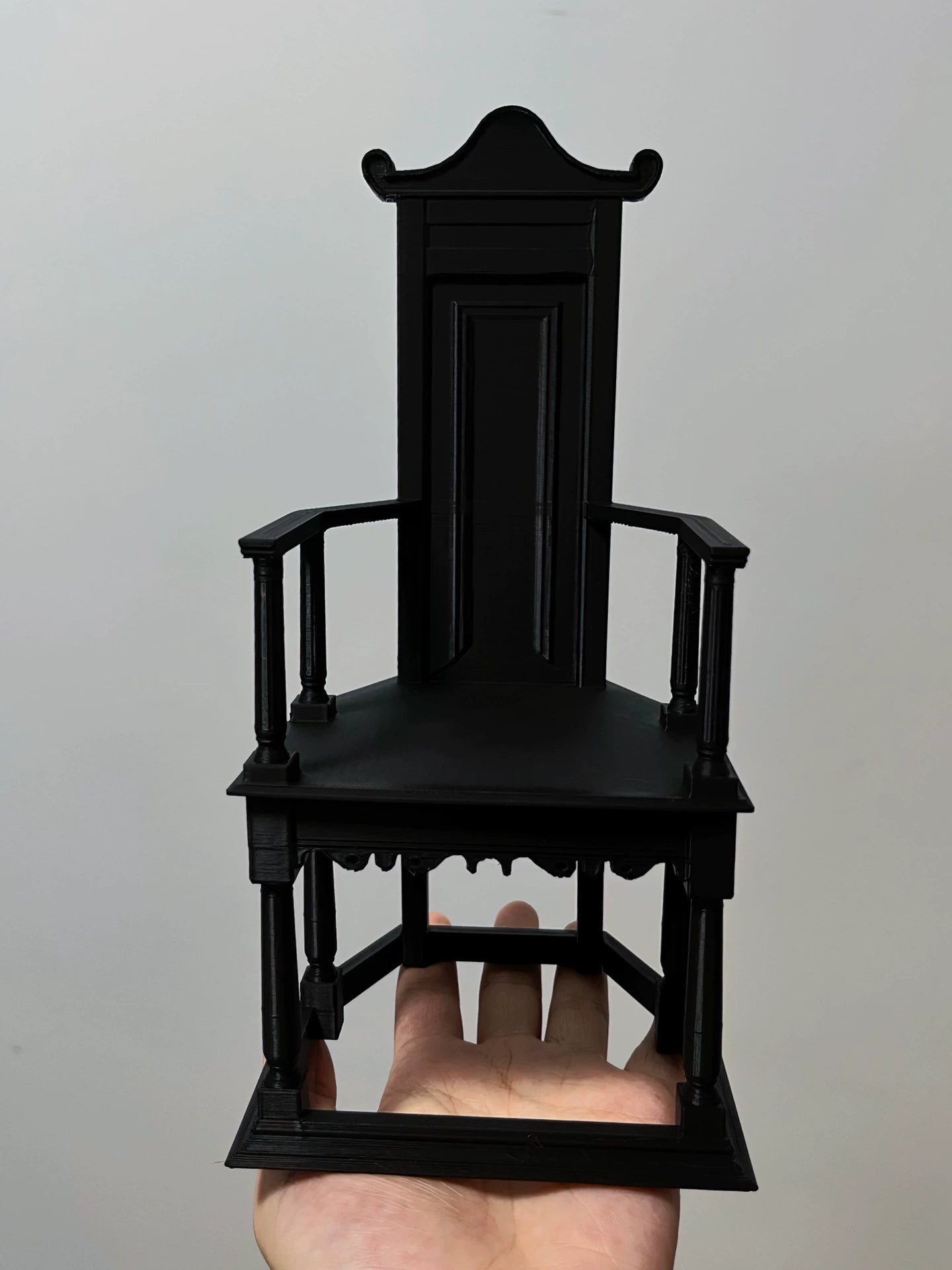 Silla con sombrero y respaldo alto estilo chino a escala 1:6, muebles para casa de muñecas en miniatura