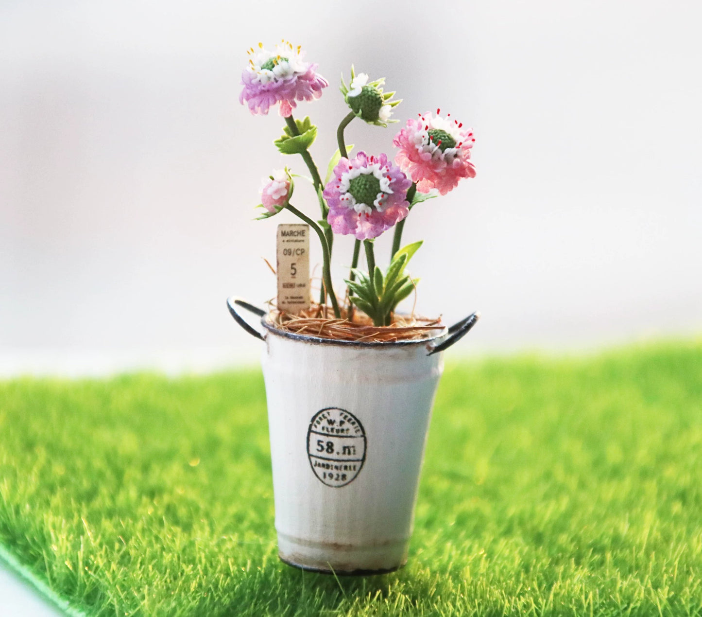 Cesta de flores de arcilla en miniatura a escala 1:12 para decoración de casa de muñecas. Flores en miniatura.