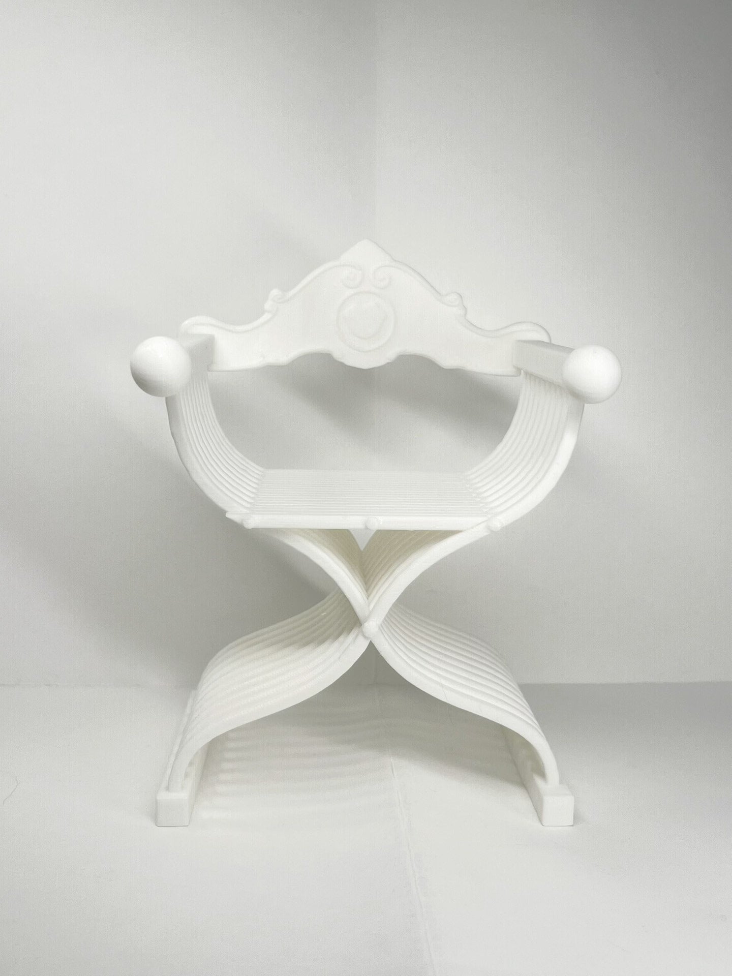 Chaise Dante miniature à l'échelle 1:6, meuble de maison de poupée fait main, modèle blanc