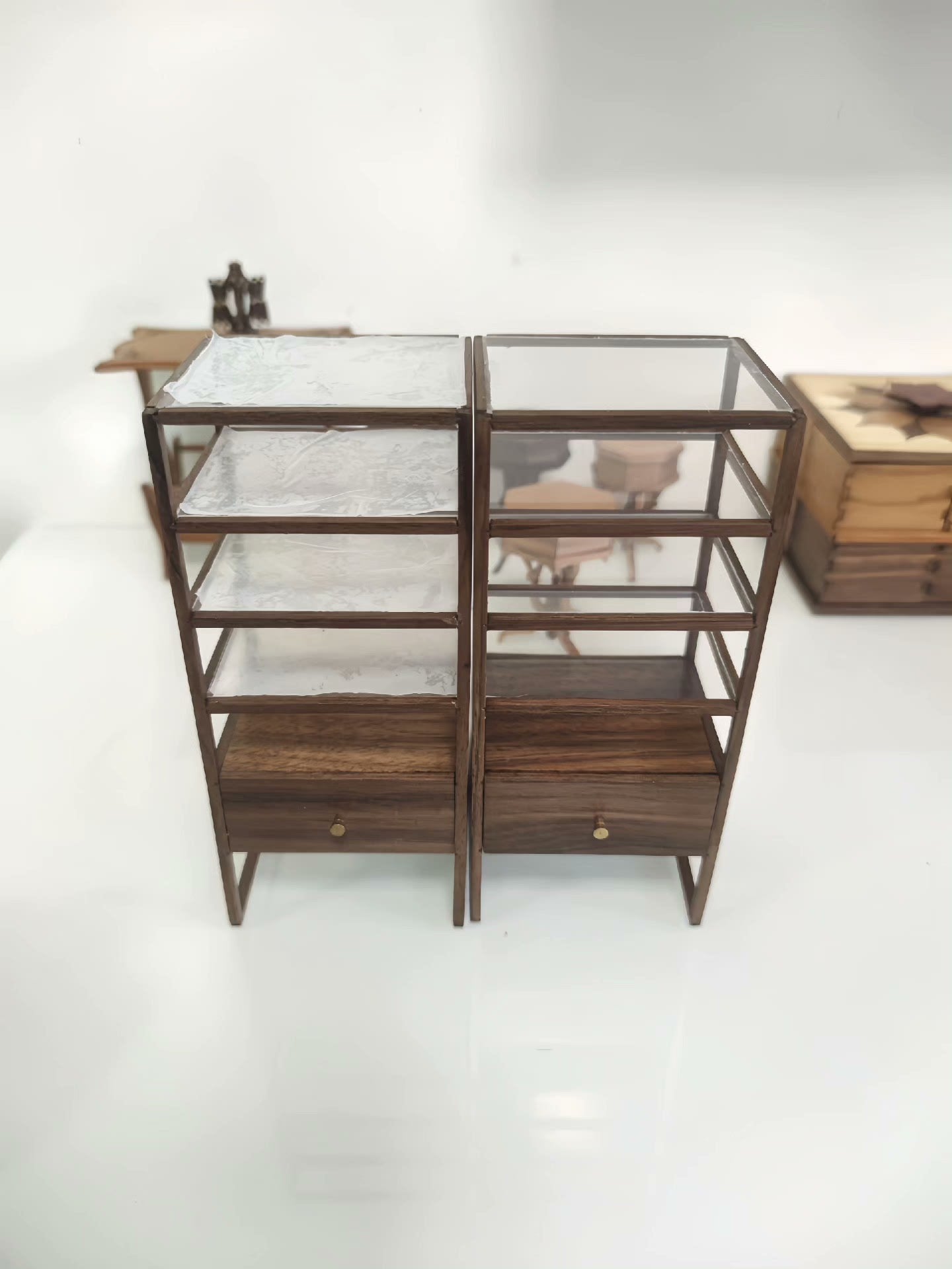 Étagère de présentation en noyer à l'échelle 1:12, meubles miniatures pour maison de poupée