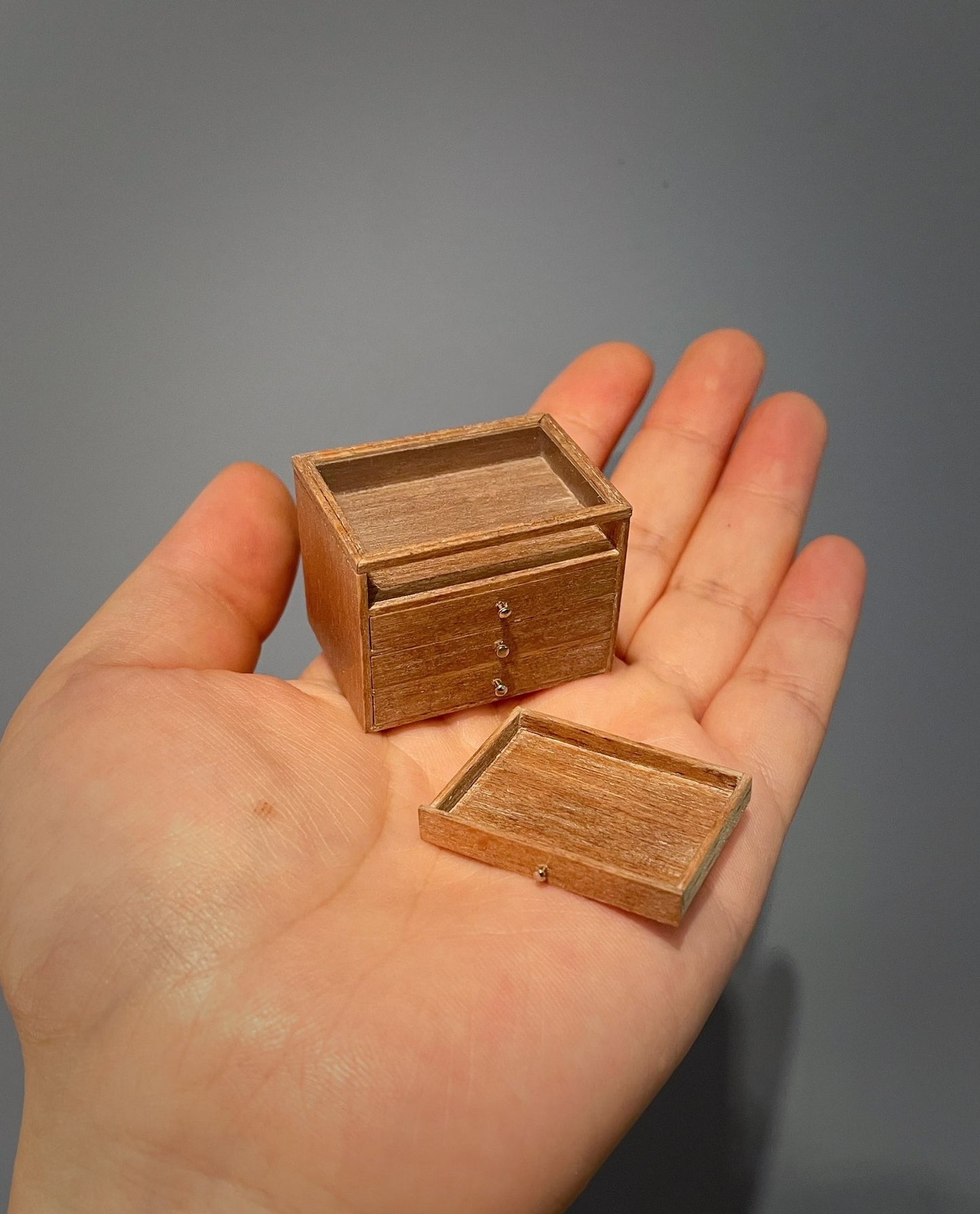 Vitrina con cajones en miniatura para muebles de casa de muñecas