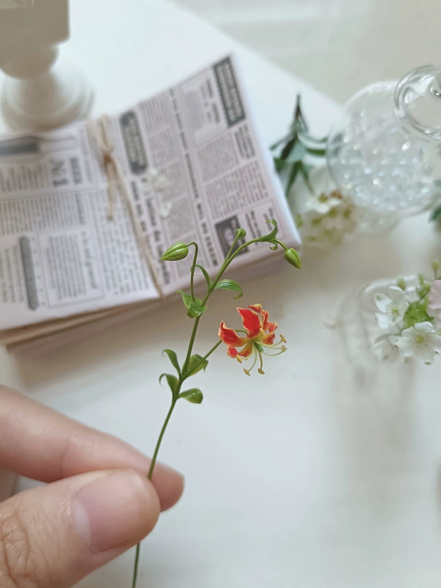Miniatura de arcilla a escala 1:12 con flor de lirio de cala, accesorio decorativo para muñeca BJD Blythe