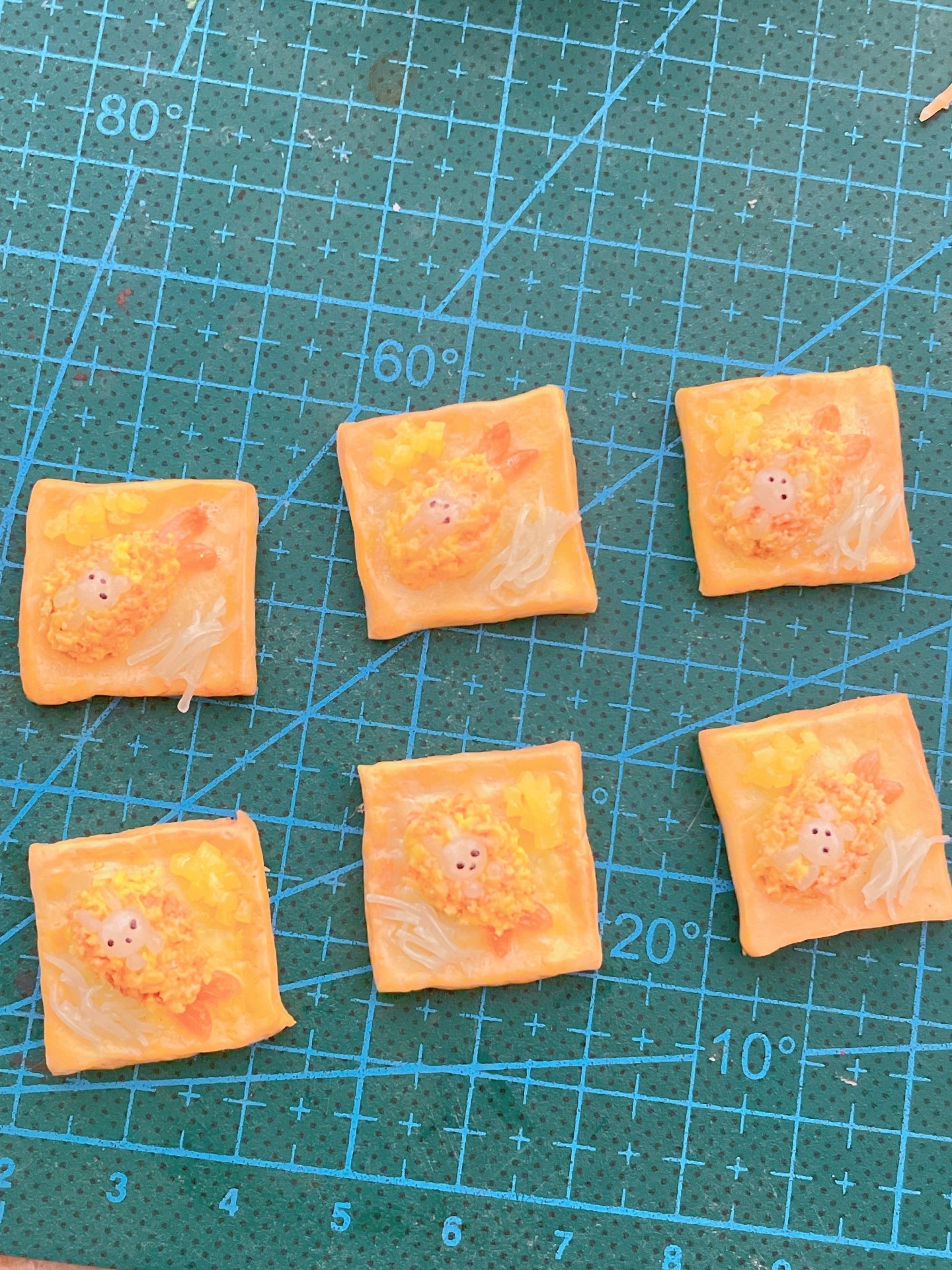 Modèle de nourriture miniature en argile pour toast aux crevettes à l'échelle 1:12