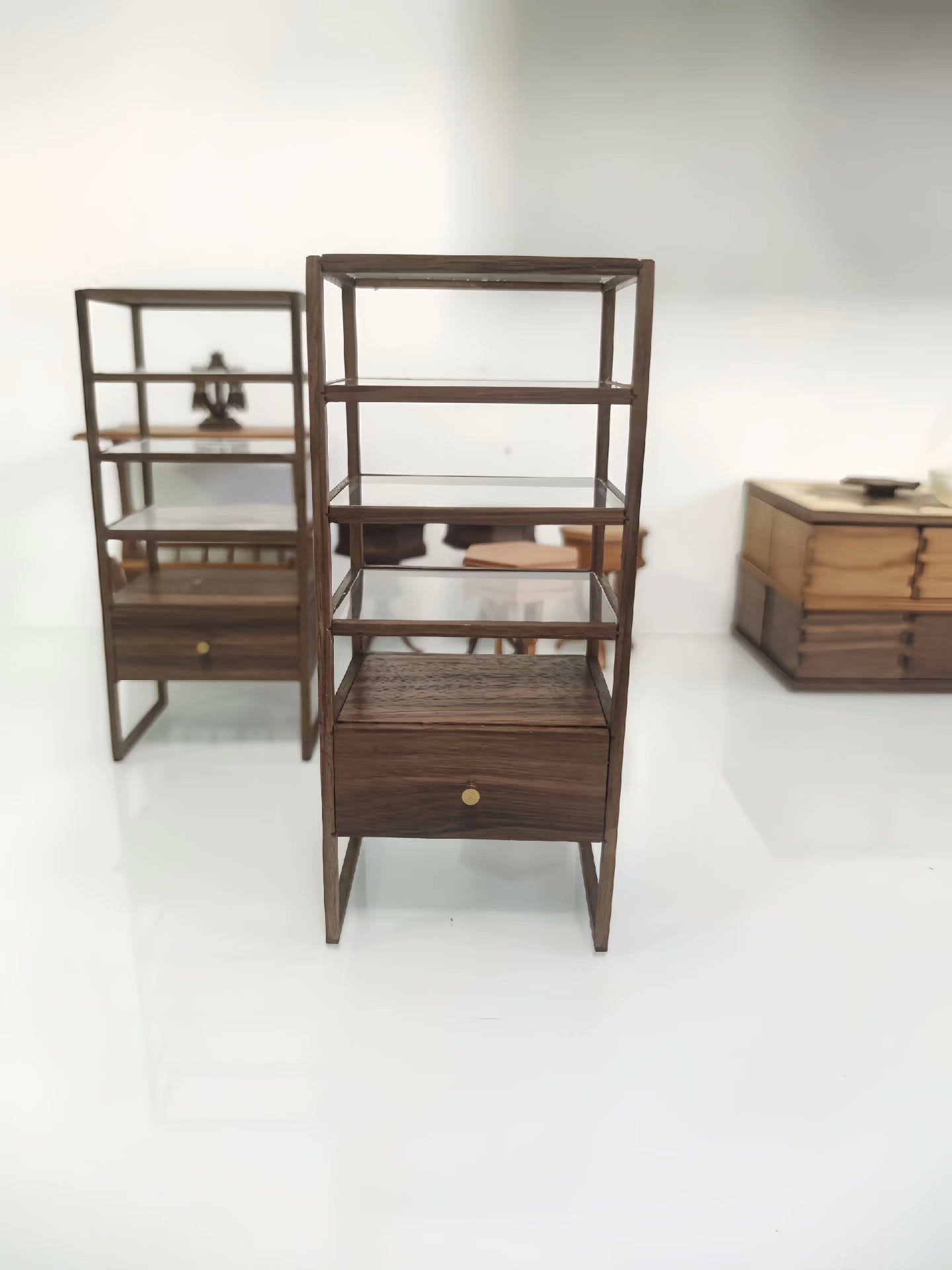 Étagère de présentation en noyer à l'échelle 1:12, meubles miniatures pour maison de poupée